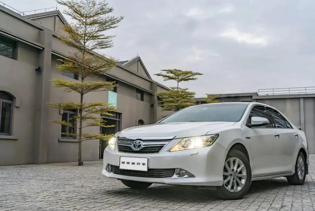 看看第八代凯美瑞是不是很性感,很炫酷.