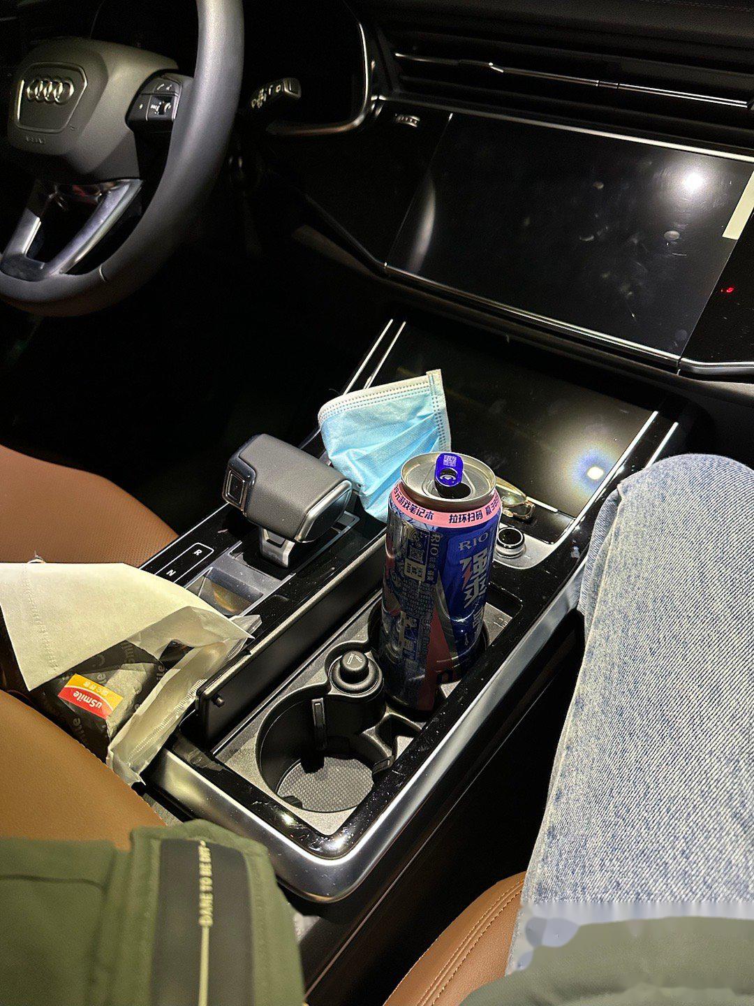 最开始在别人的宝马里哭,后来在自己开的奔驰里哭,现在坐在自己的奥迪