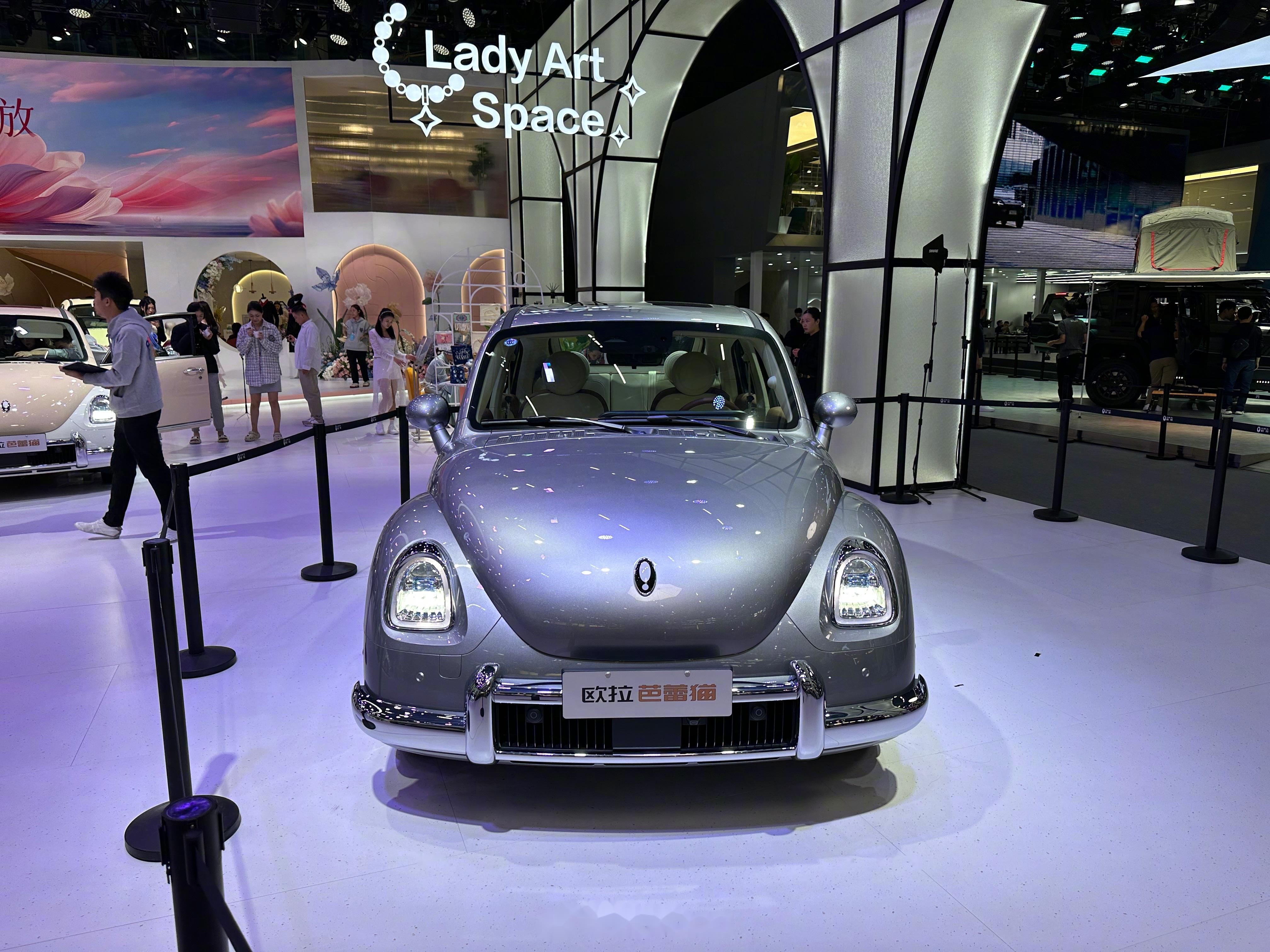 欧拉展台上只有一款车型,到处都是芭蕾猫.