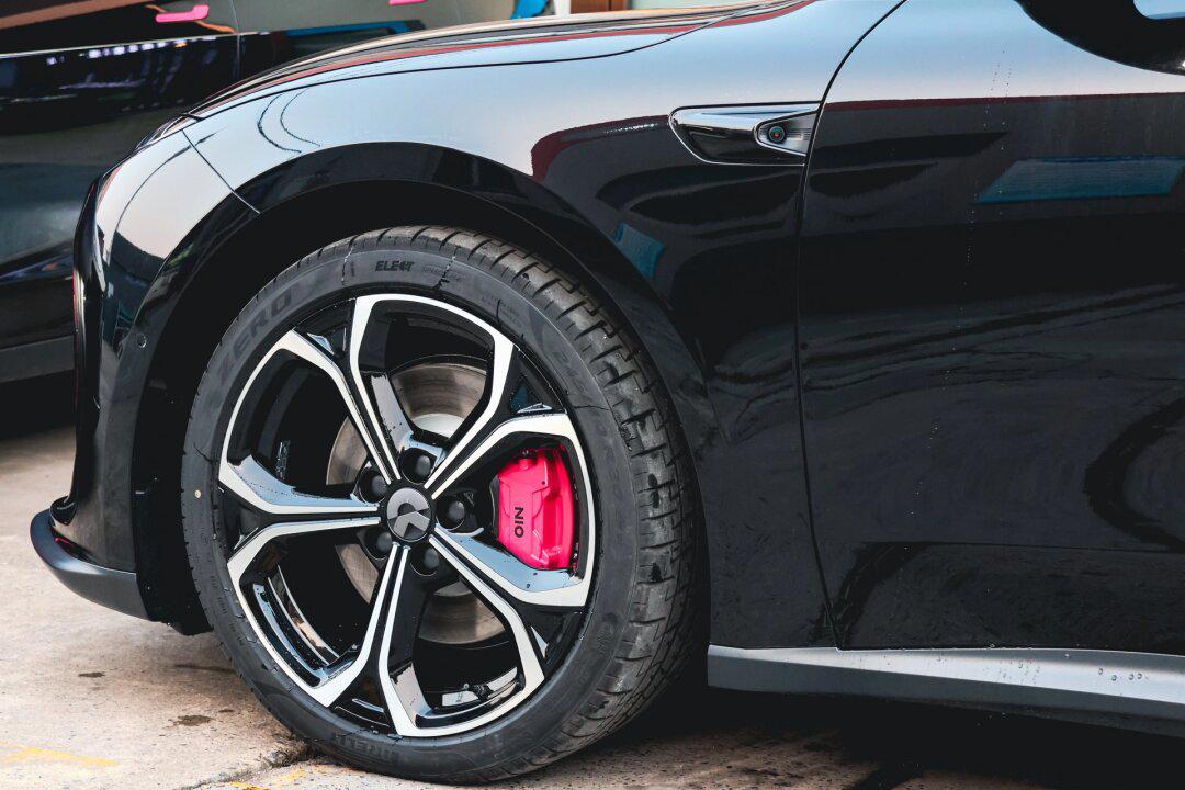 蔚来et5轮毂改色黑底拉丝,卡钳改色甜菜根紫