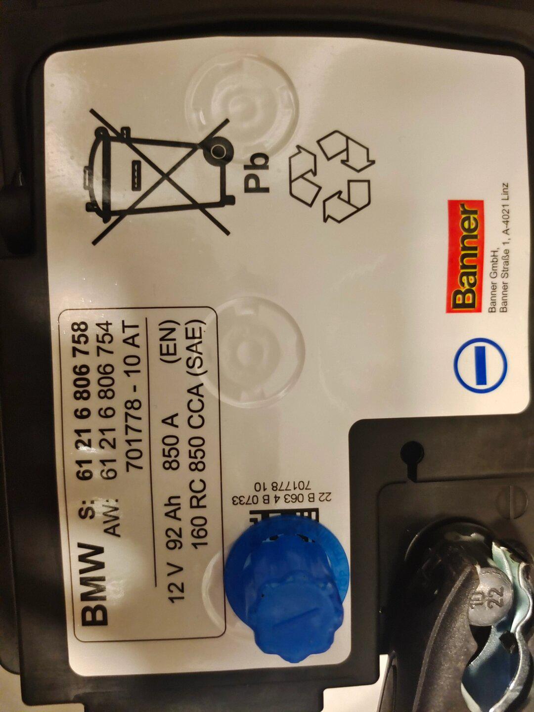 2022款宝马740换电瓶