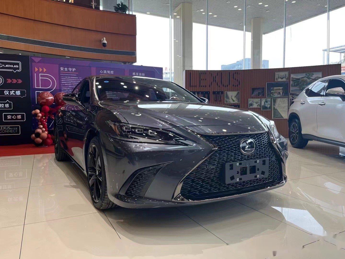 我的雷克萨斯es系列,非常的简约大气,他的前脸辨识度很高,而且高配的