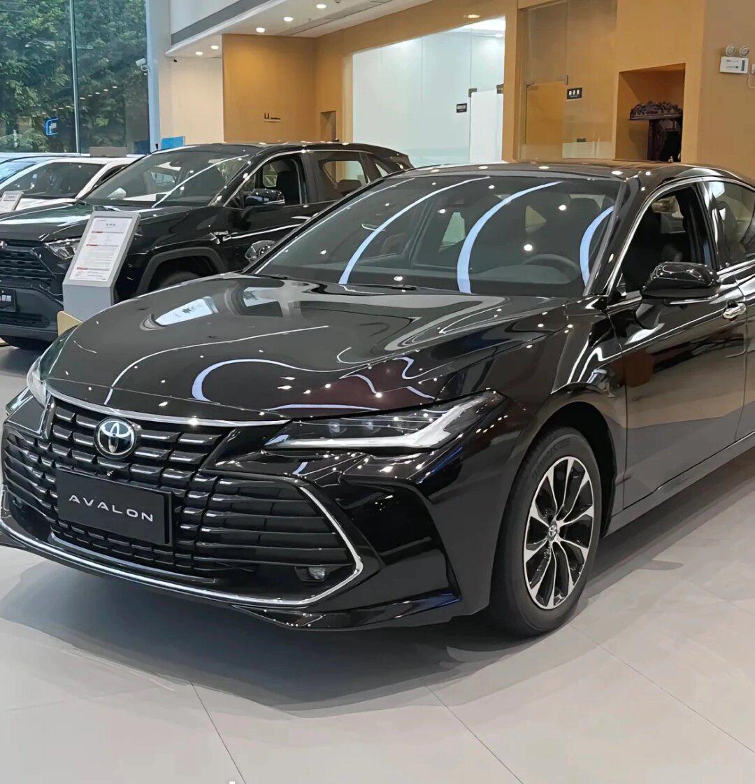 亚洲龙北美版是一款入门级豪华轿车,拥有两种不同的造型设计,混动版