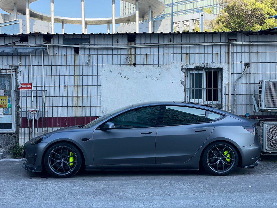 特斯拉model3p版趴地后改原厂amg山灰色