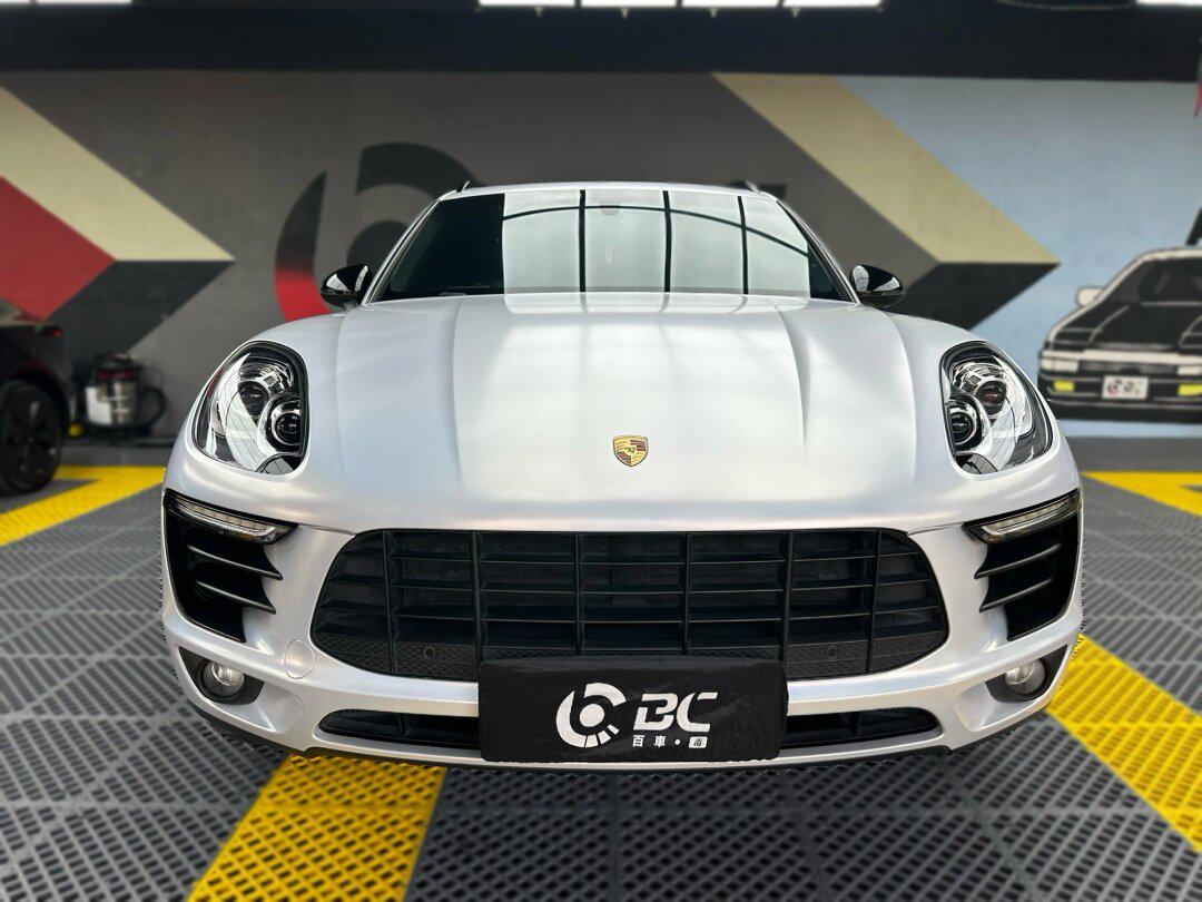 保时捷macan,配上这个颜色真绝了!