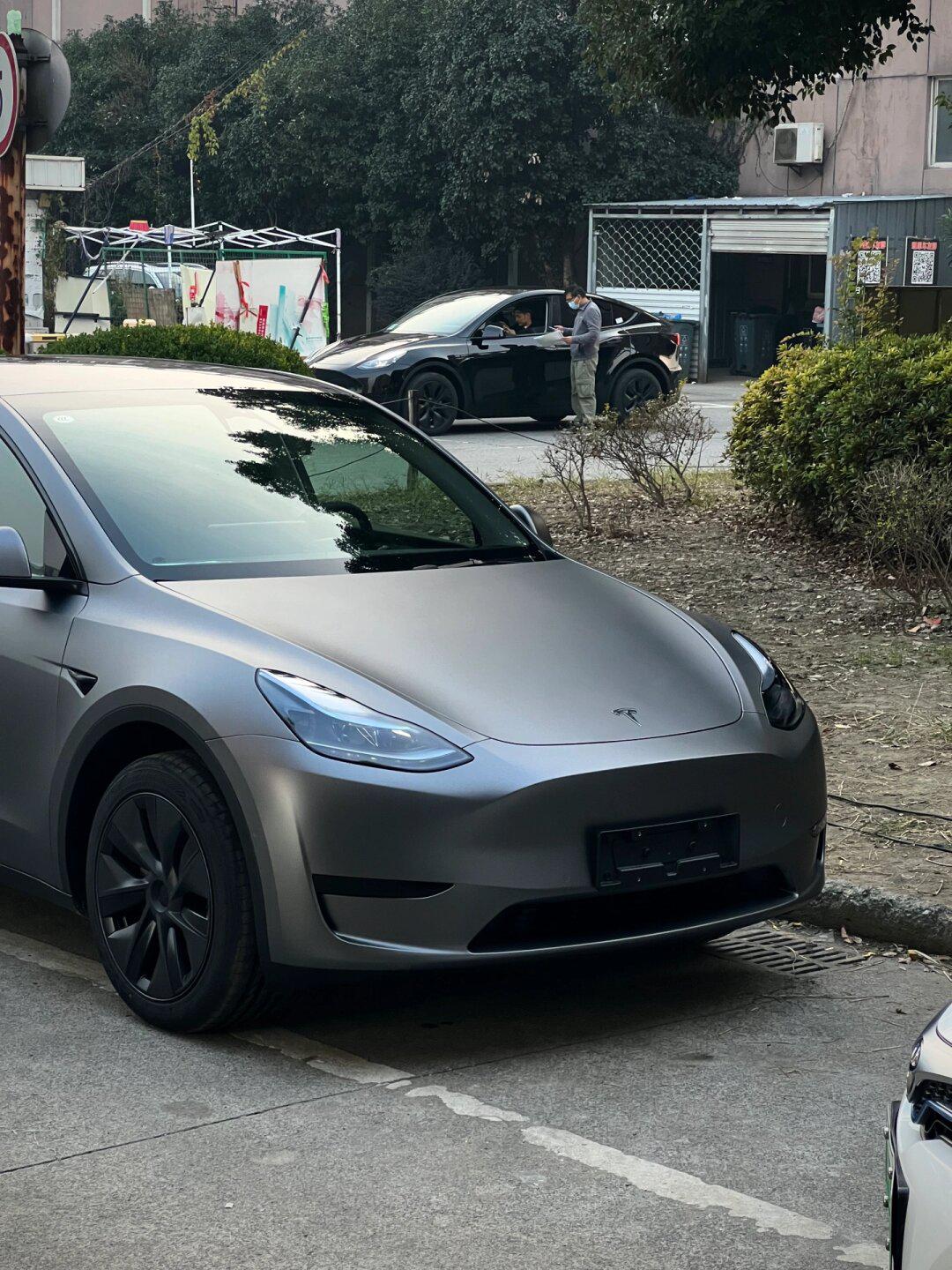 特斯拉model y改色amg山灰,太酷了