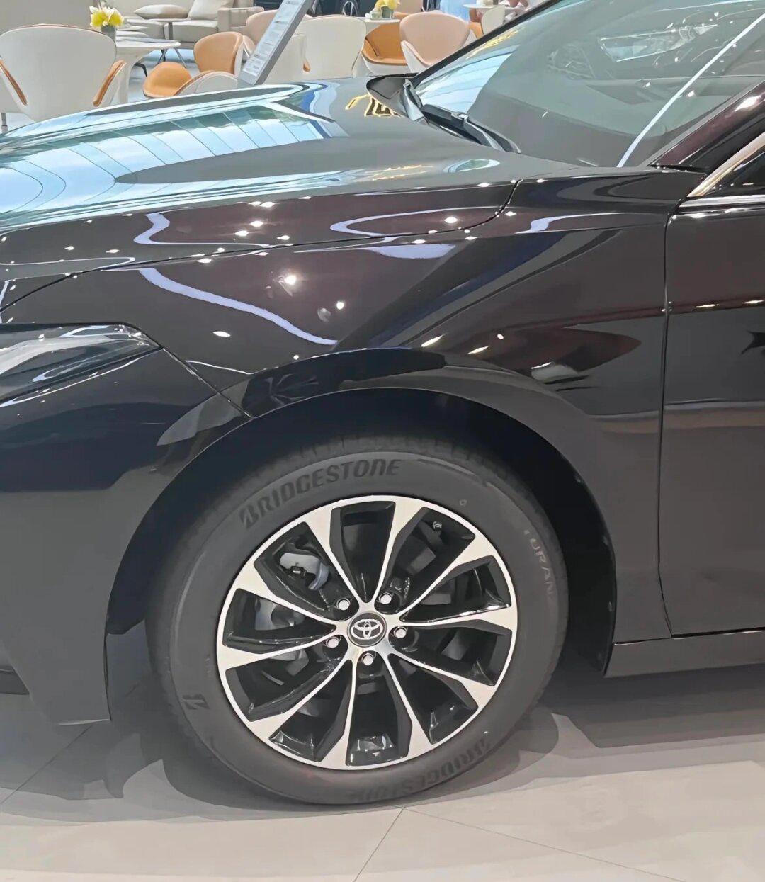 亚洲龙北美版是一款入门级豪华轿车,拥有两种不同的造型设计,混动版