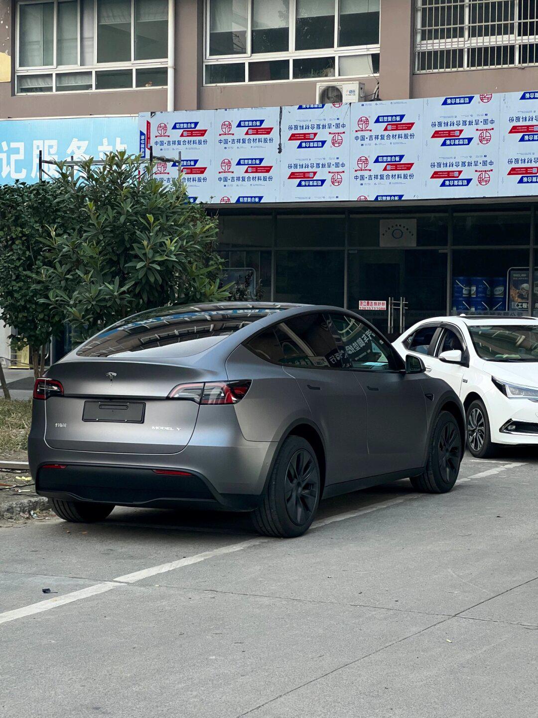 特斯拉model y改色amg山灰,太酷了