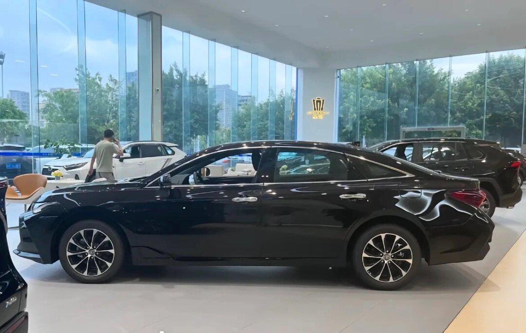 亚洲龙北美版是一款入门级豪华轿车,拥有两种不同的造型设计,混动版