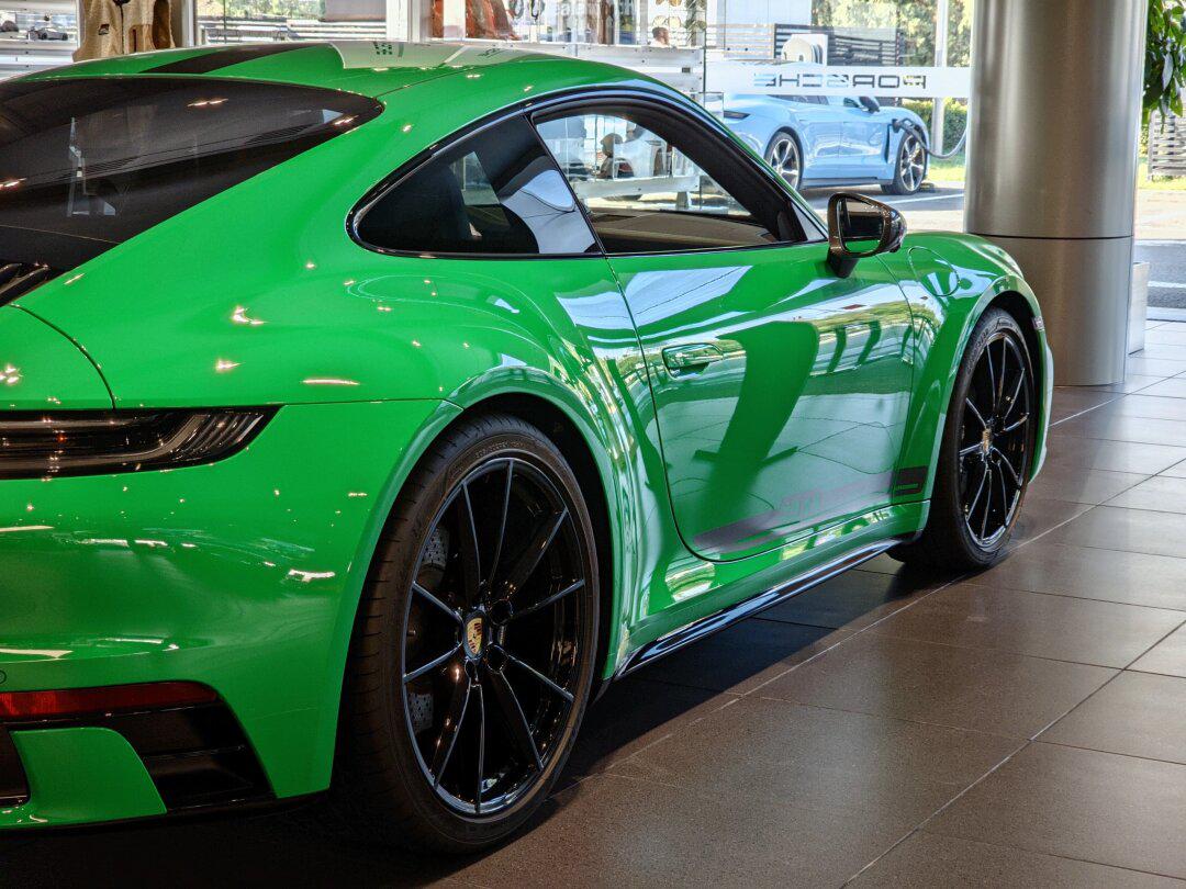 真青蛙王子配色?保时捷911巨蟒绿