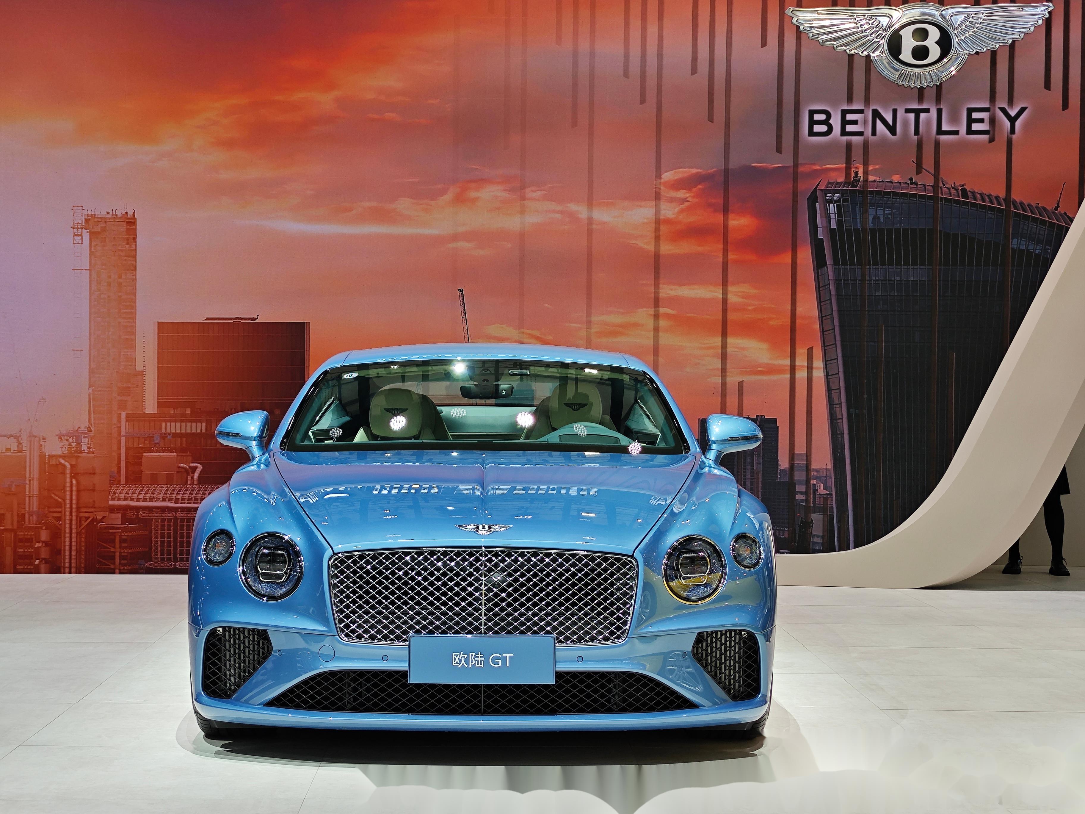 宾利展台,c位给到了中国首秀的长轴添越穆莱纳版(bentayga ewb mul