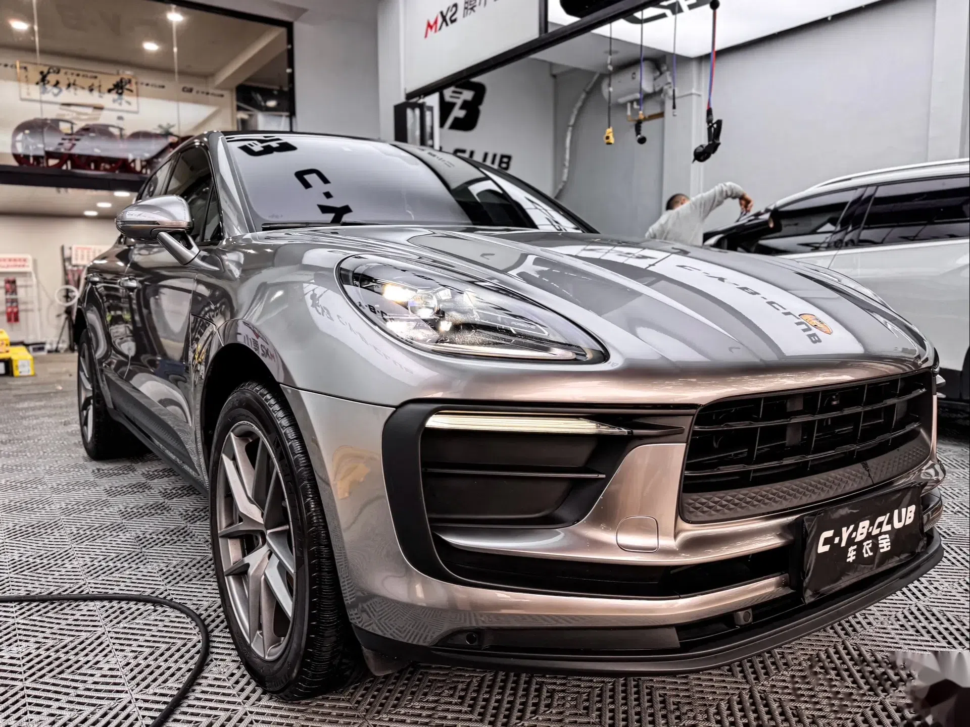 保时捷macan|流动的科技感液态银.94液态金属银真的谁贴贴好看!