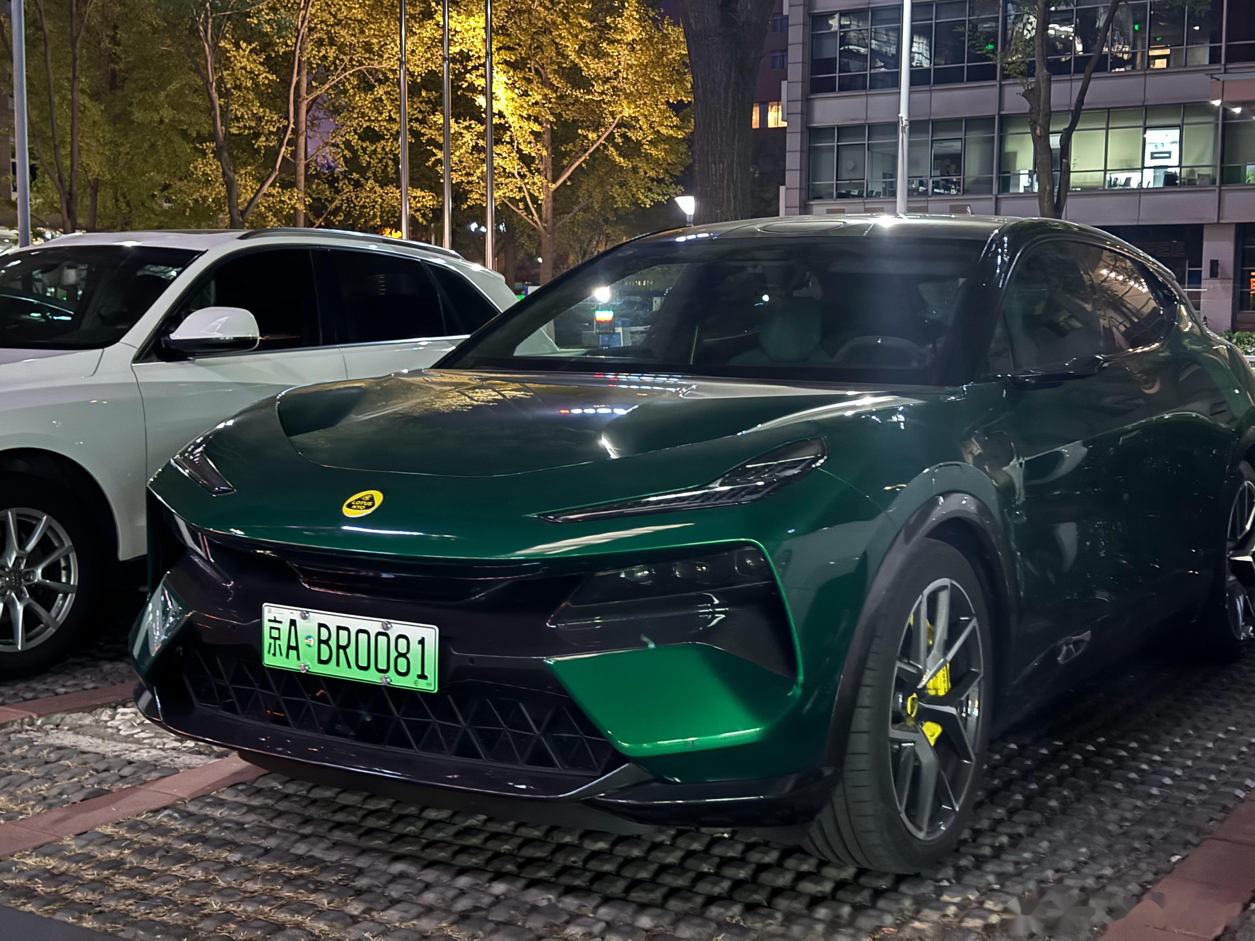 第一次见到上牌的路特斯eletre,话说特别像urus的兄弟车型,这个绿色