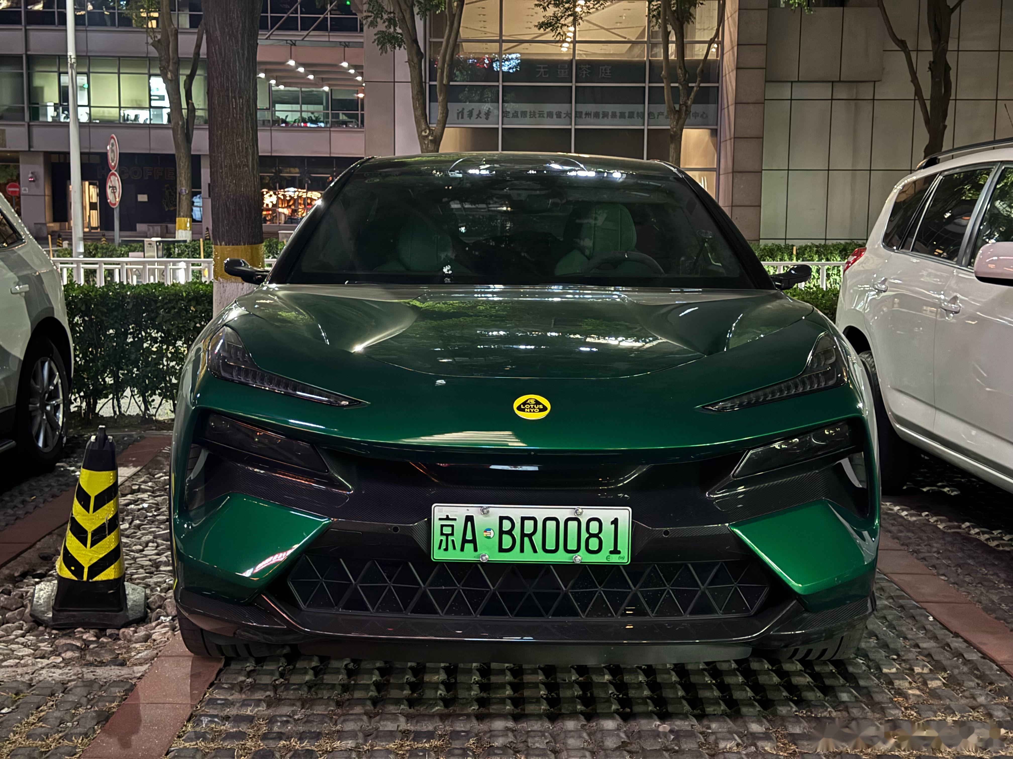 第一次见到上牌的路特斯eletre,话说特别像urus的兄弟车型,这个绿色