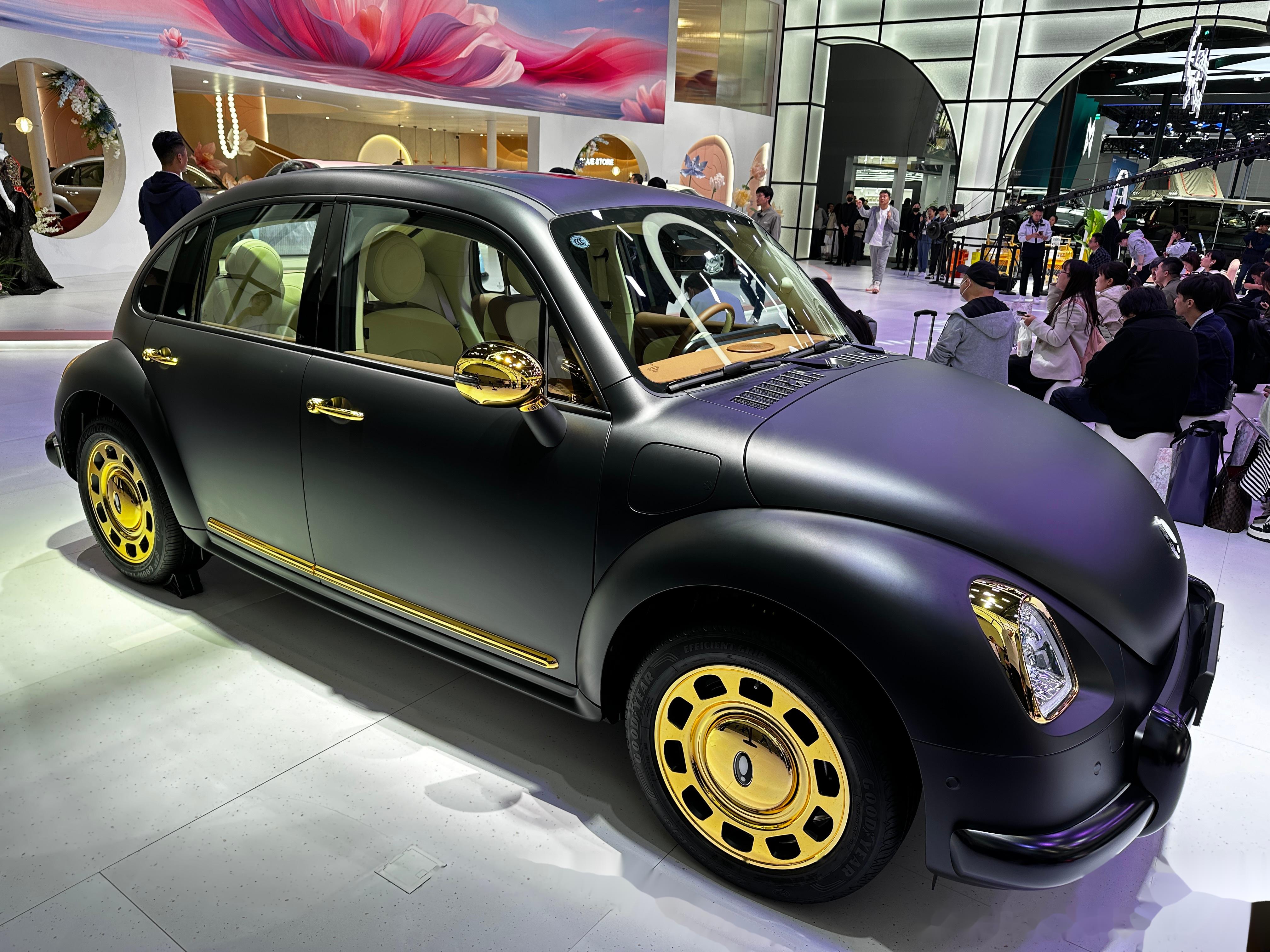 芭蕾猫肯定是本次广州车展上最亮眼的车型之一,复古的甲壳虫造型连我