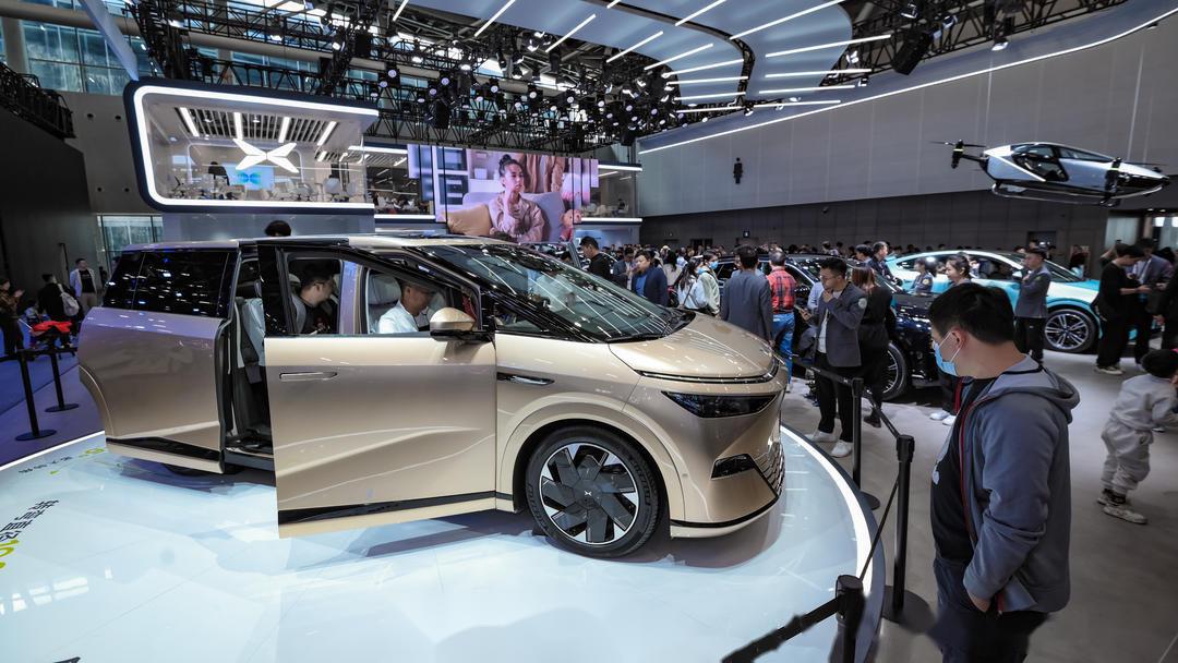 小鹏x9正式亮相广州车展,现场人山