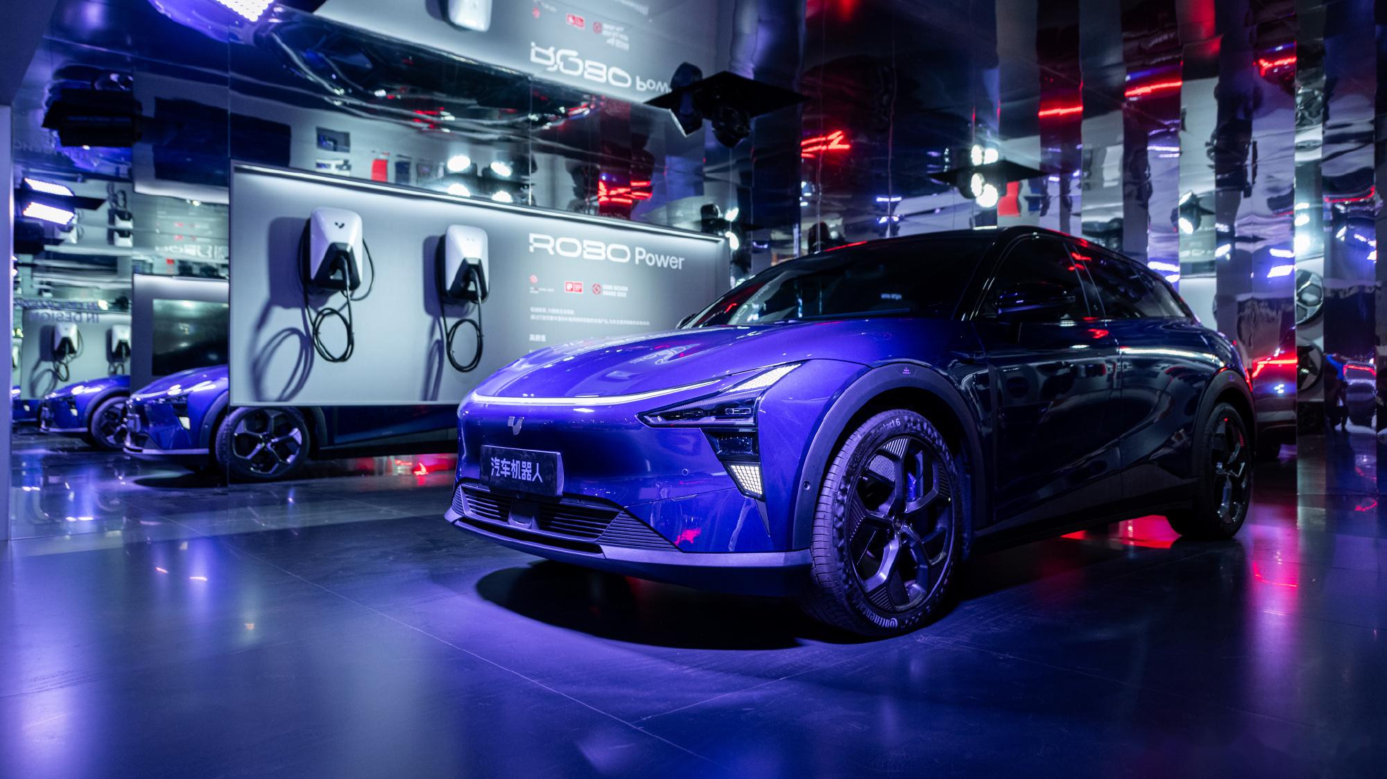 极越01外形独特的设计风格,环形前灯,分体式大灯,贯穿式尾灯,四轮上方