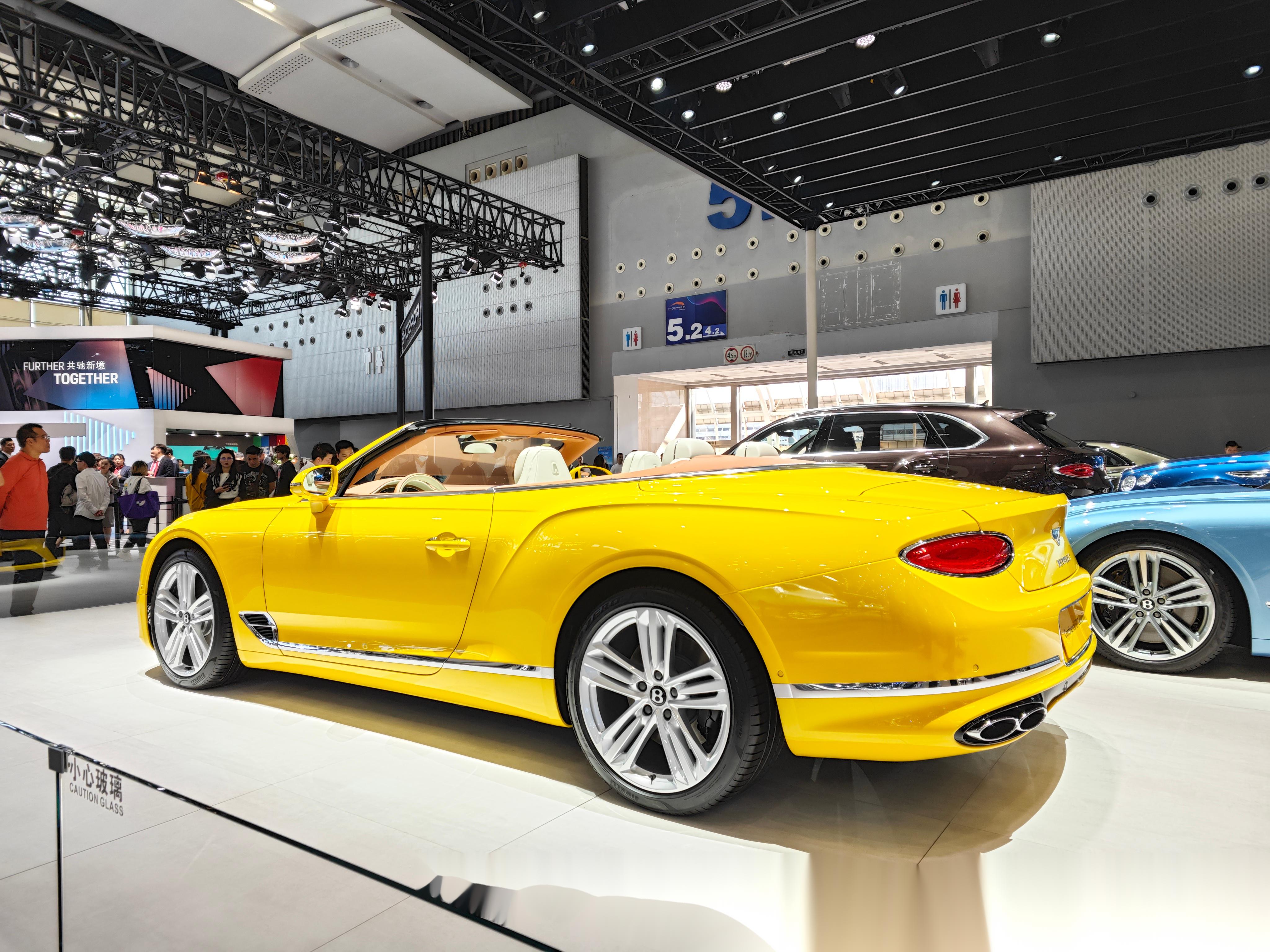 宾利展台,c位给到了中国首秀的长轴添越穆莱纳版(bentayga ewb mul