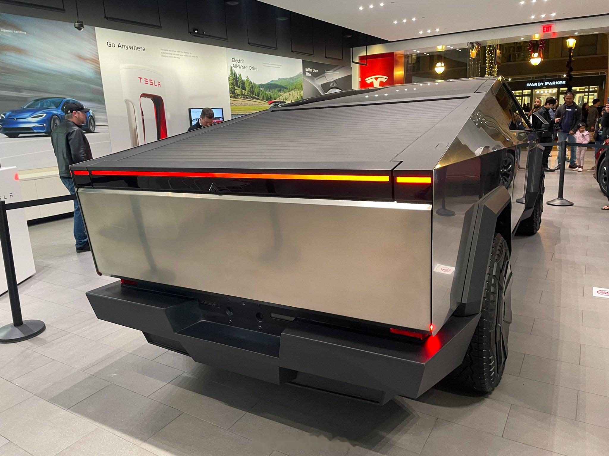 最新特斯拉cybertruck实车图,这好看吗?