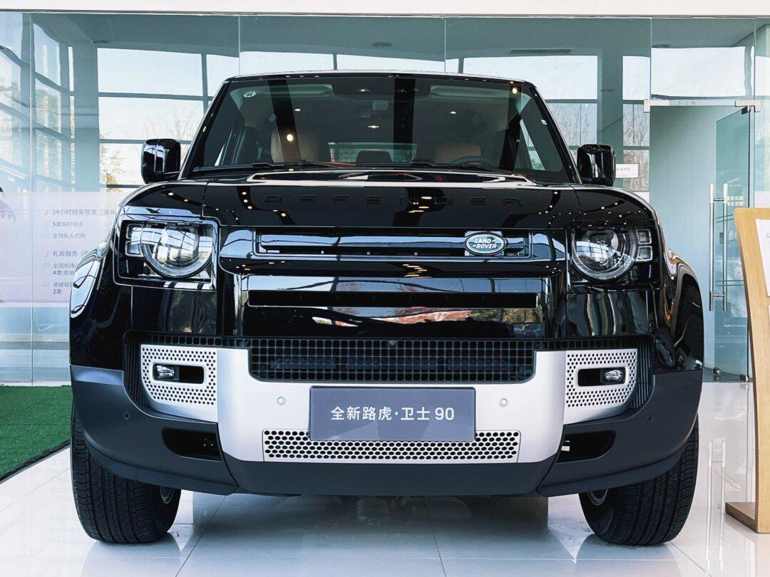 卫士90 hse 外观:圣托里尼黑 内饰:棕色 英杰力3.