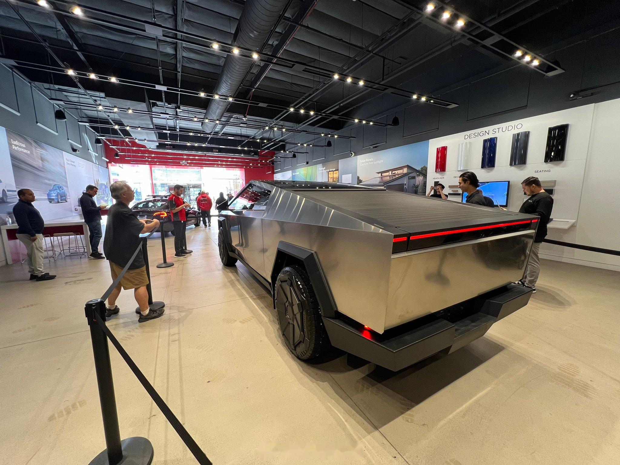 最新特斯拉cybertruck实车图,这好看吗?