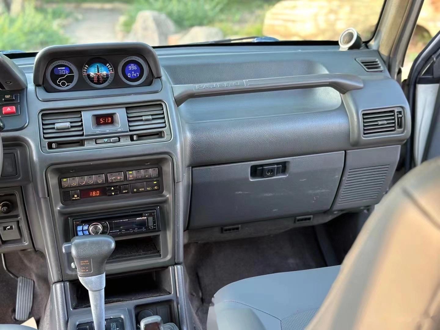 小时候让记忆最深刻的内饰设计 就是当时的帕杰罗 尤其是中控台这个三