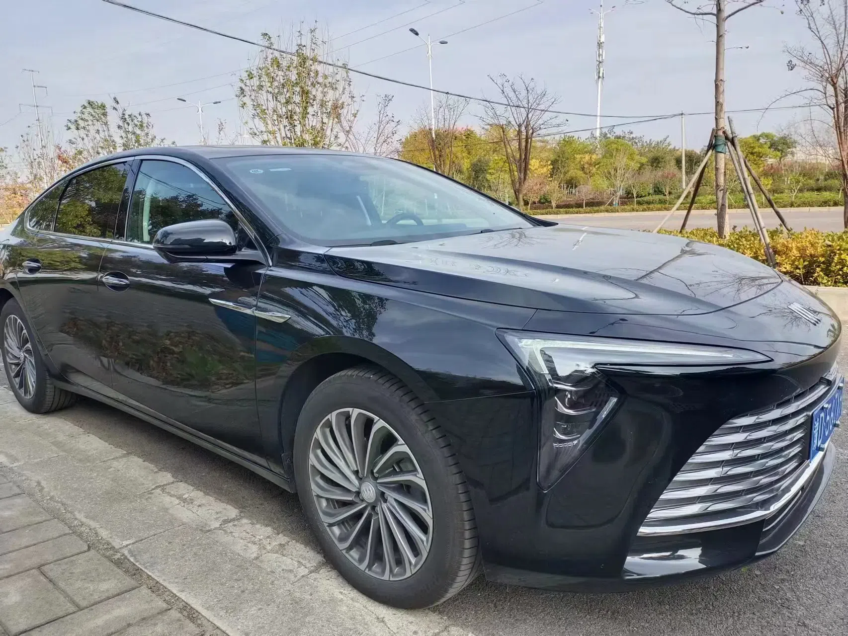 别克新君越是一款非常吸引人的豪华轿车,它拥有出色的性能,豪