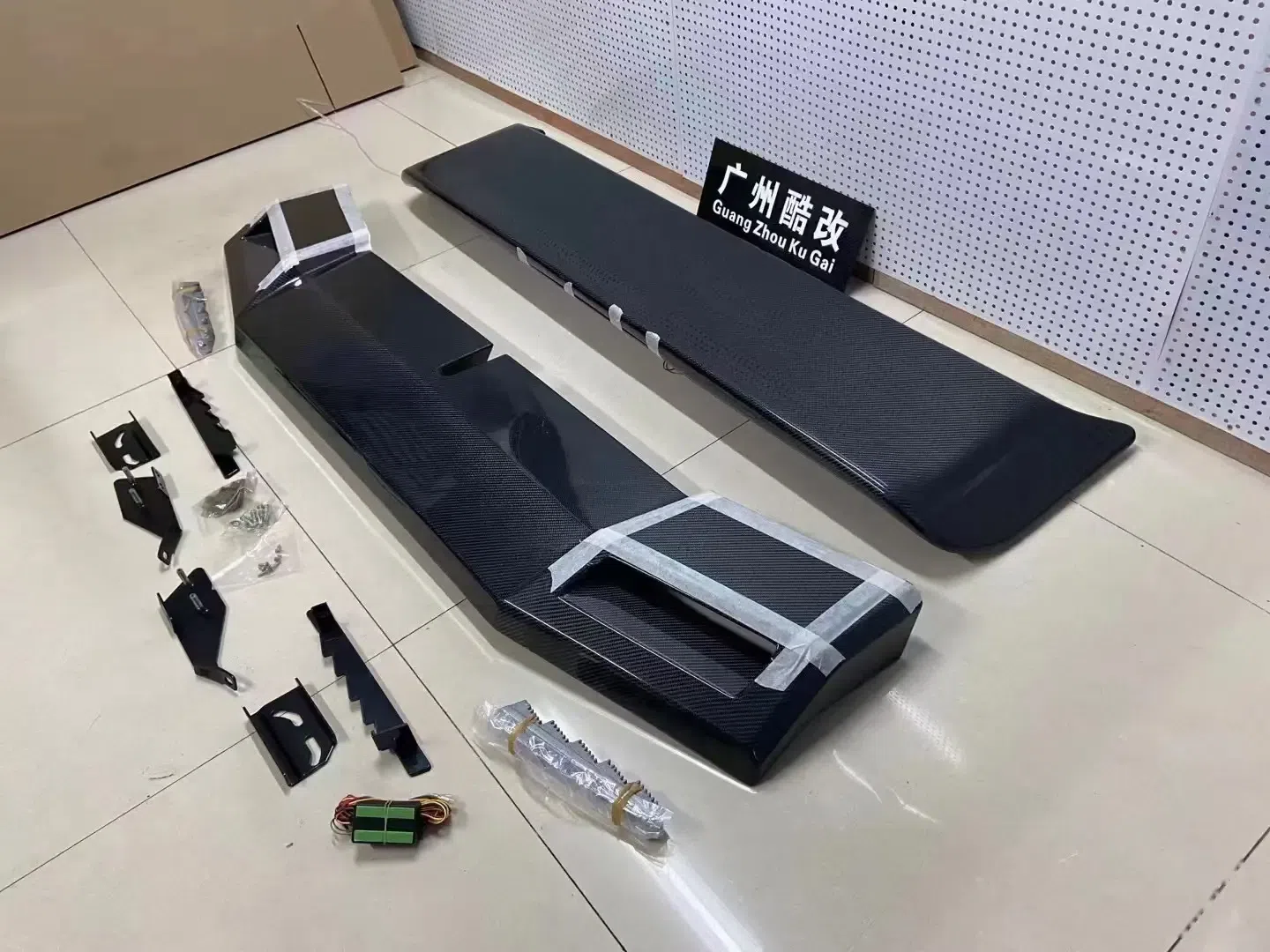 奔驰g级w463 g500 g55 g63 g65改装巴博斯 碳纤维带灯顶翼 尾