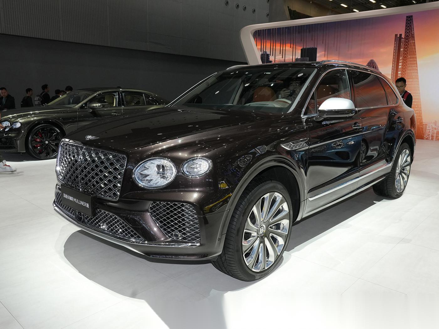 【宾利添越长轴距mulliner版——奢华新标尺】 此前在2023圆石滩车展