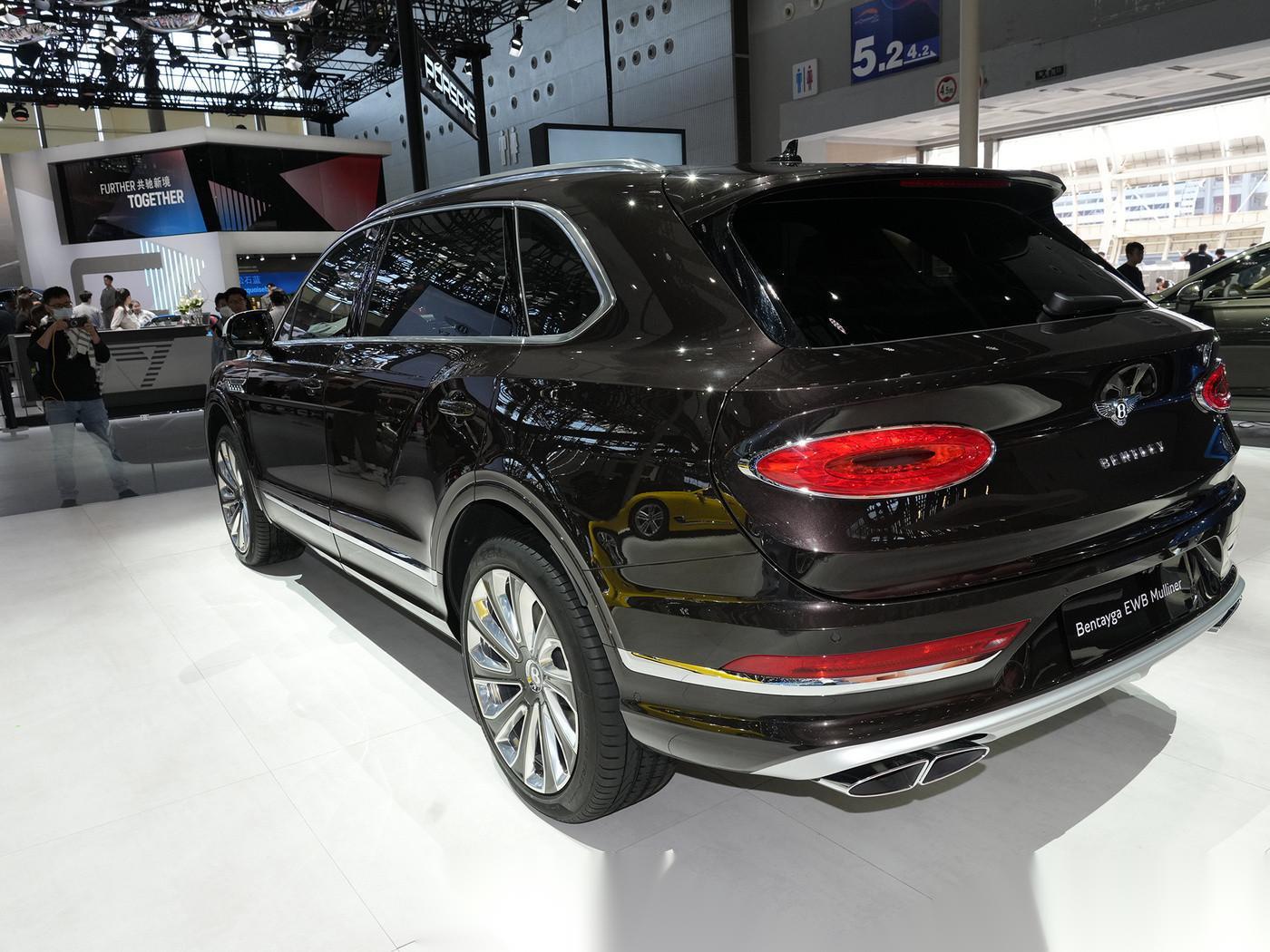 【宾利添越长轴距mulliner版——奢华新标尺】 此前在2023圆石滩车展