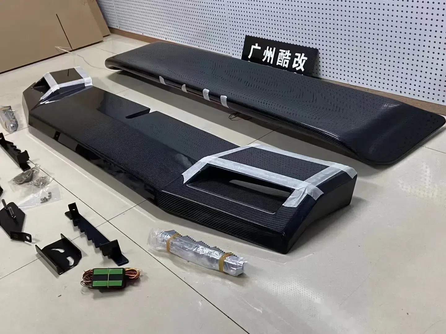 奔驰g级w463 g500 g55 g63 g65改装巴博斯 碳纤维带灯顶翼 尾