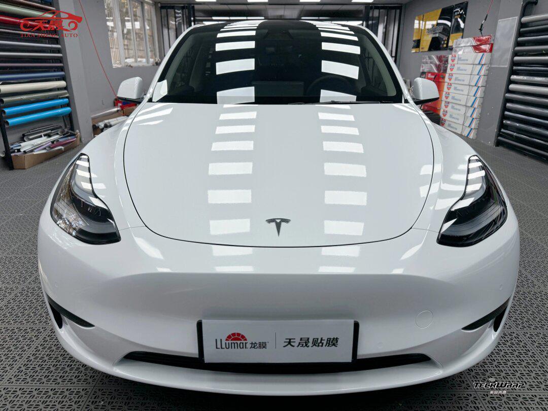 特斯拉motel y装贴珍珠白改色膜