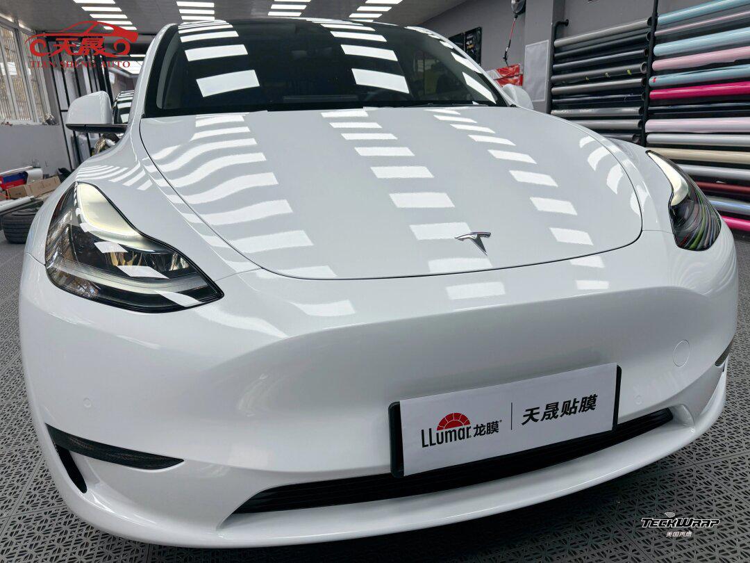 特斯拉motel y装贴珍珠白改色膜