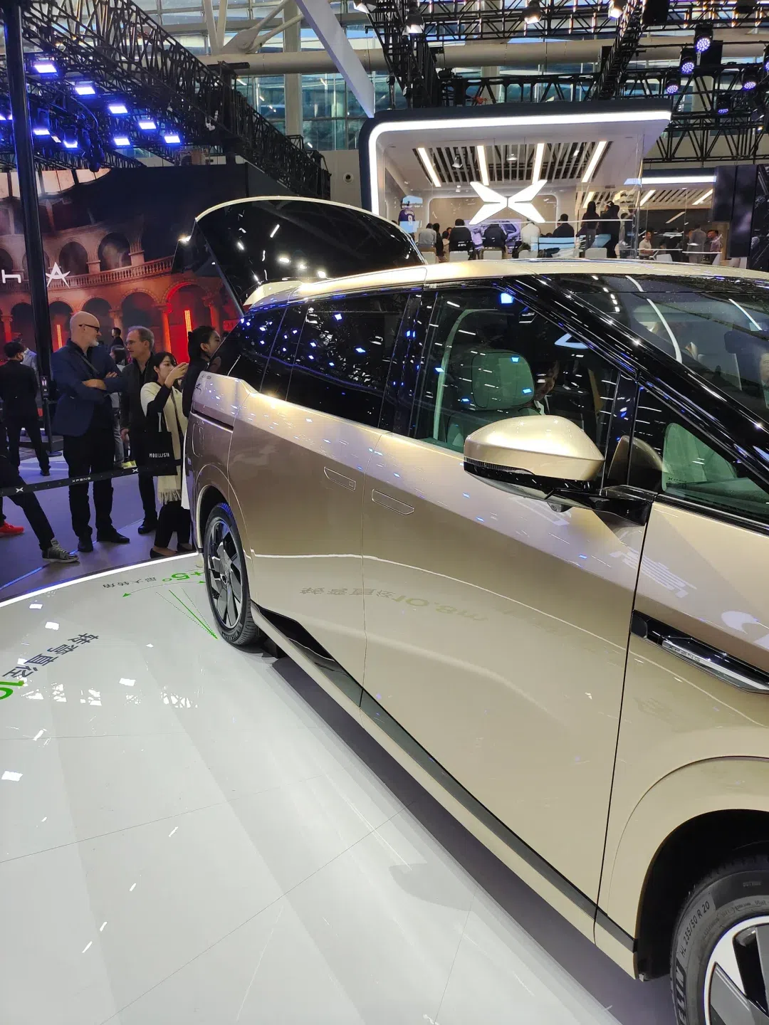 奔驰副总裁体验小鹏x9,表情亮了