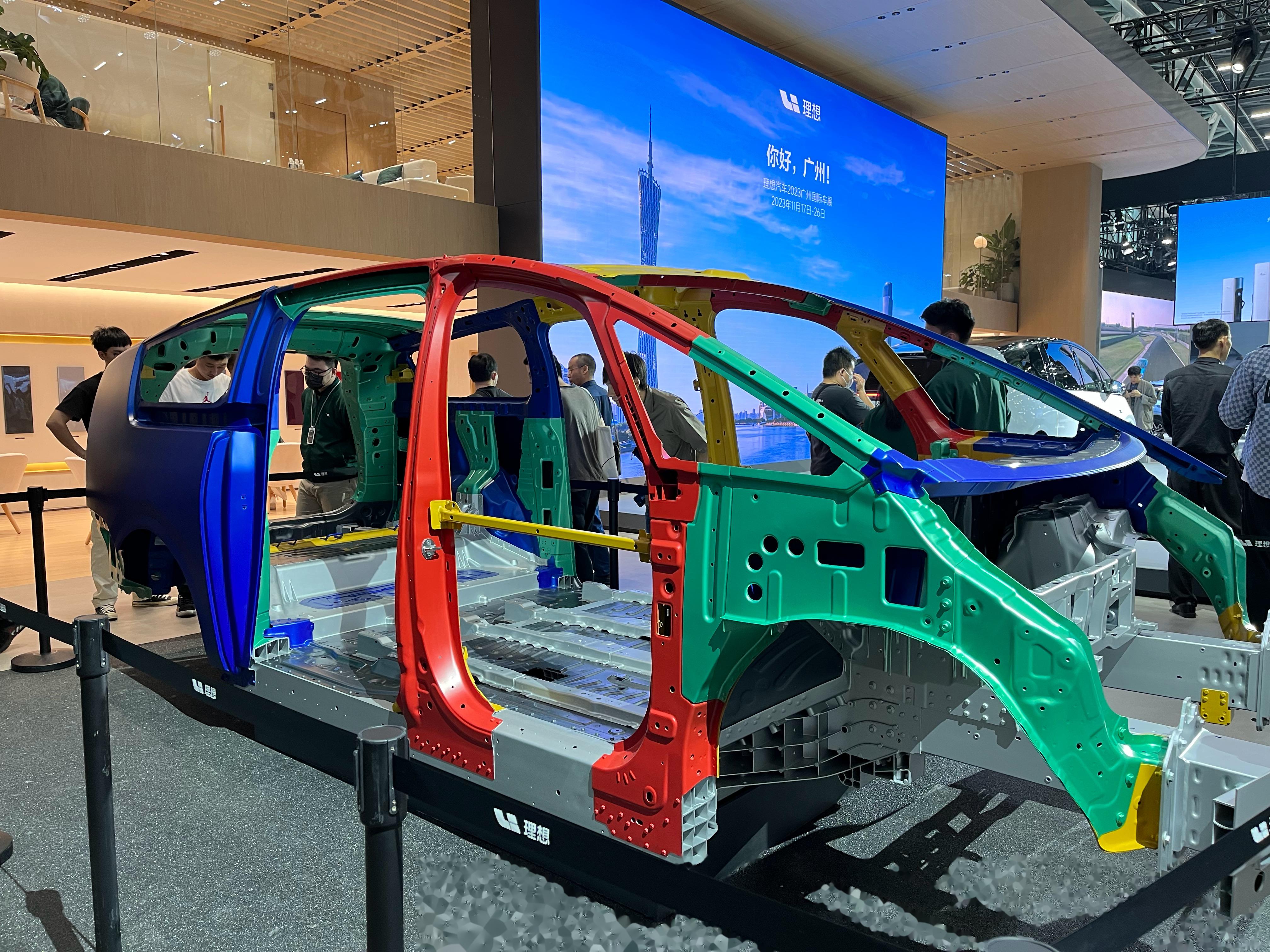 车展网红理想mega白车身上的螺丝也拍到了