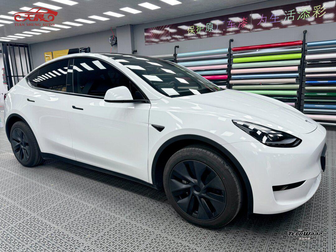 特斯拉motel y装贴珍珠白改色膜