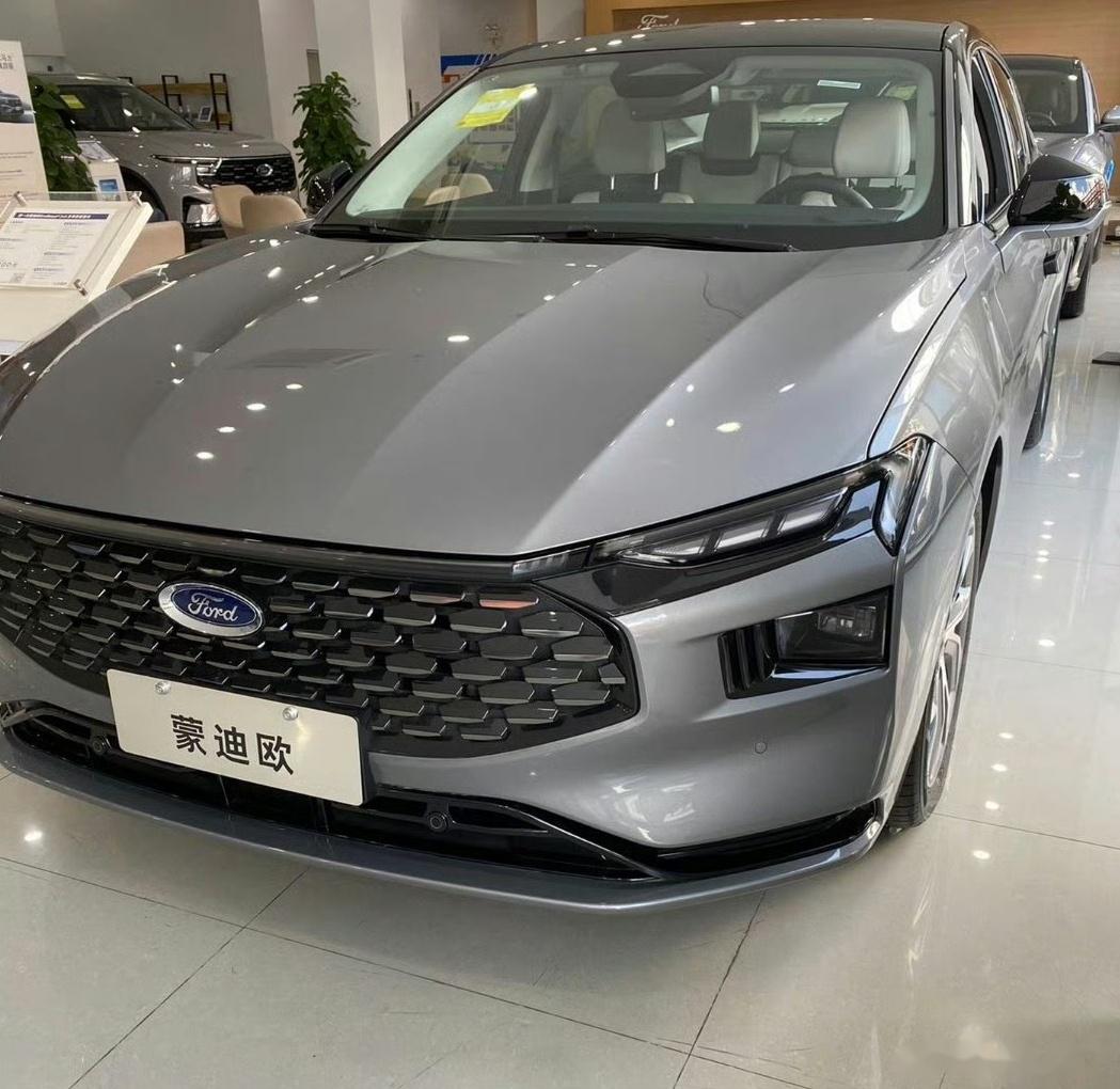 福特新蒙迪欧作为一款中型轿车,以其出色的外观设计,强劲的动力系统和