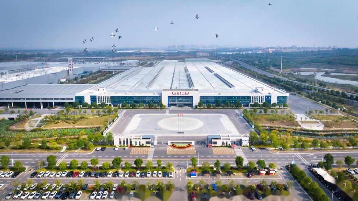 11月25日,长城汽车首个高端越野制造基地——长城汽车荆门工厂年度10