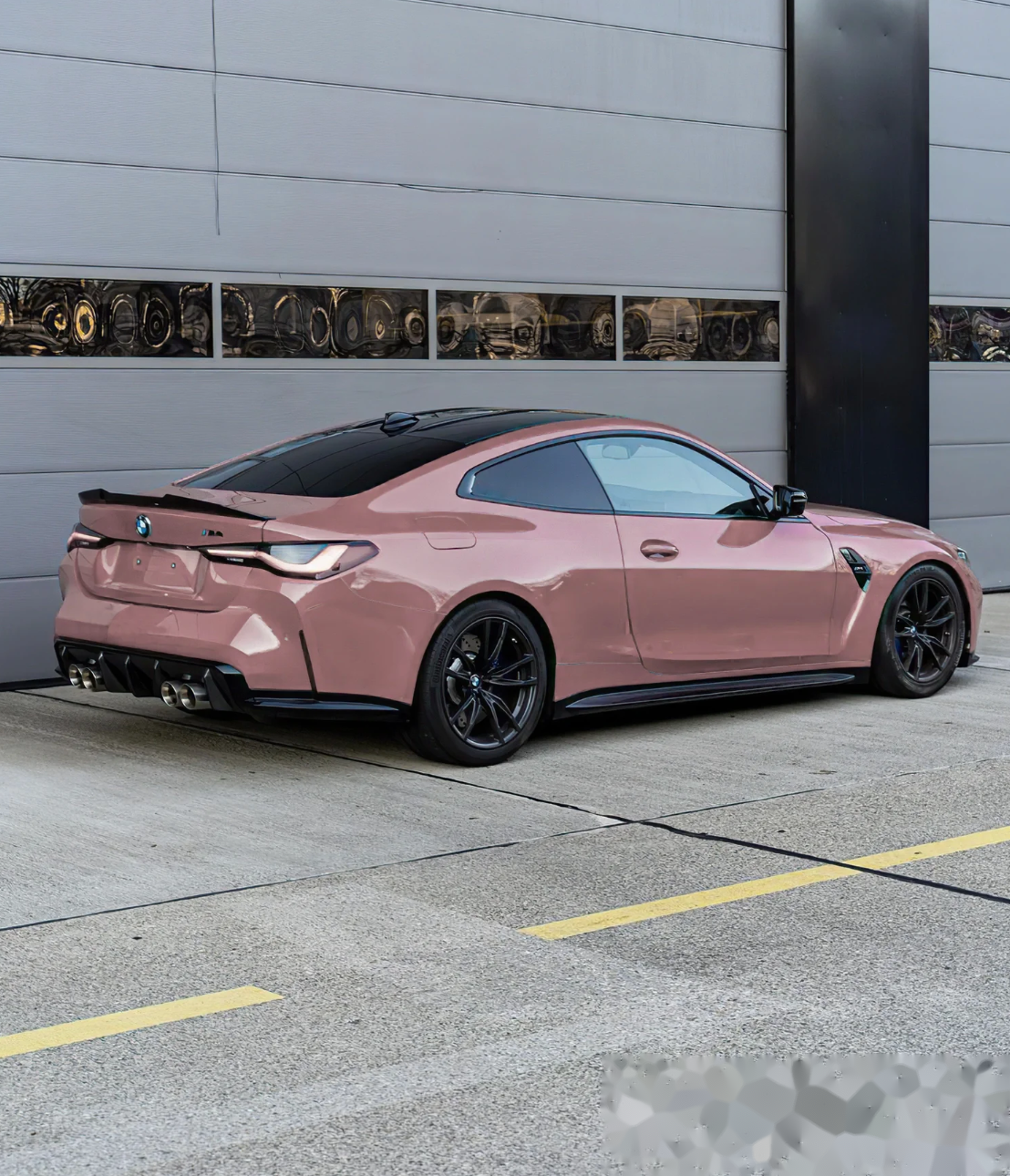 宝马m4跑车改成乌龙奶茶粉女孩子很难不喜欢