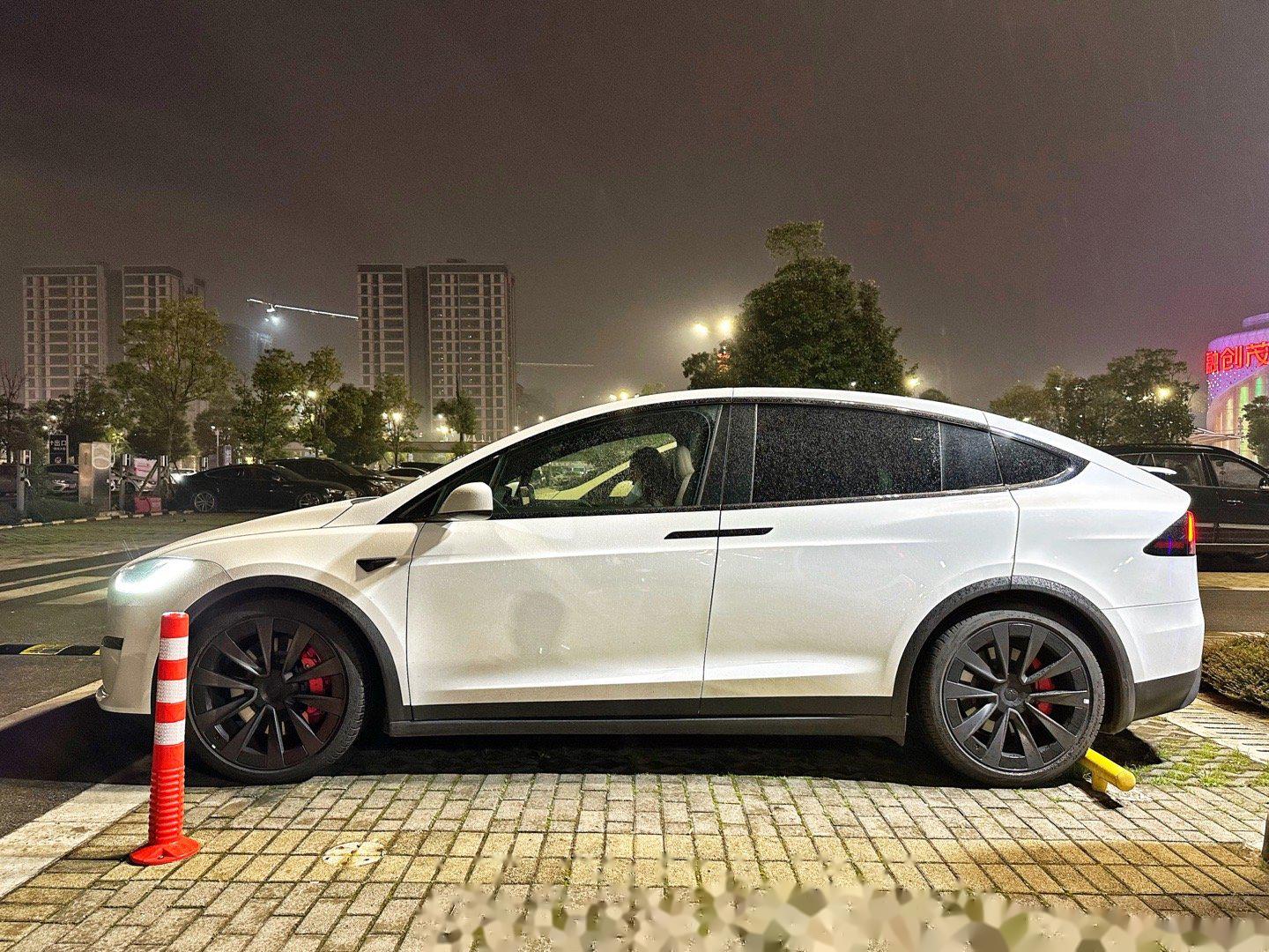 来融创茂逛街,顺便充个电7315偶遇一台老款model x,虽然只是小改