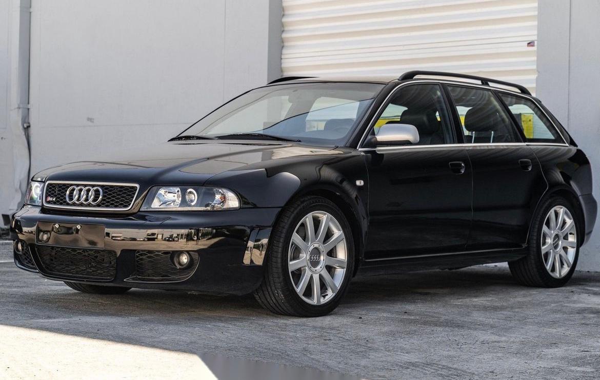 2001款奥迪rs4 avant,底盘代号b5,搭载2.7l v6双涡轮增压发动