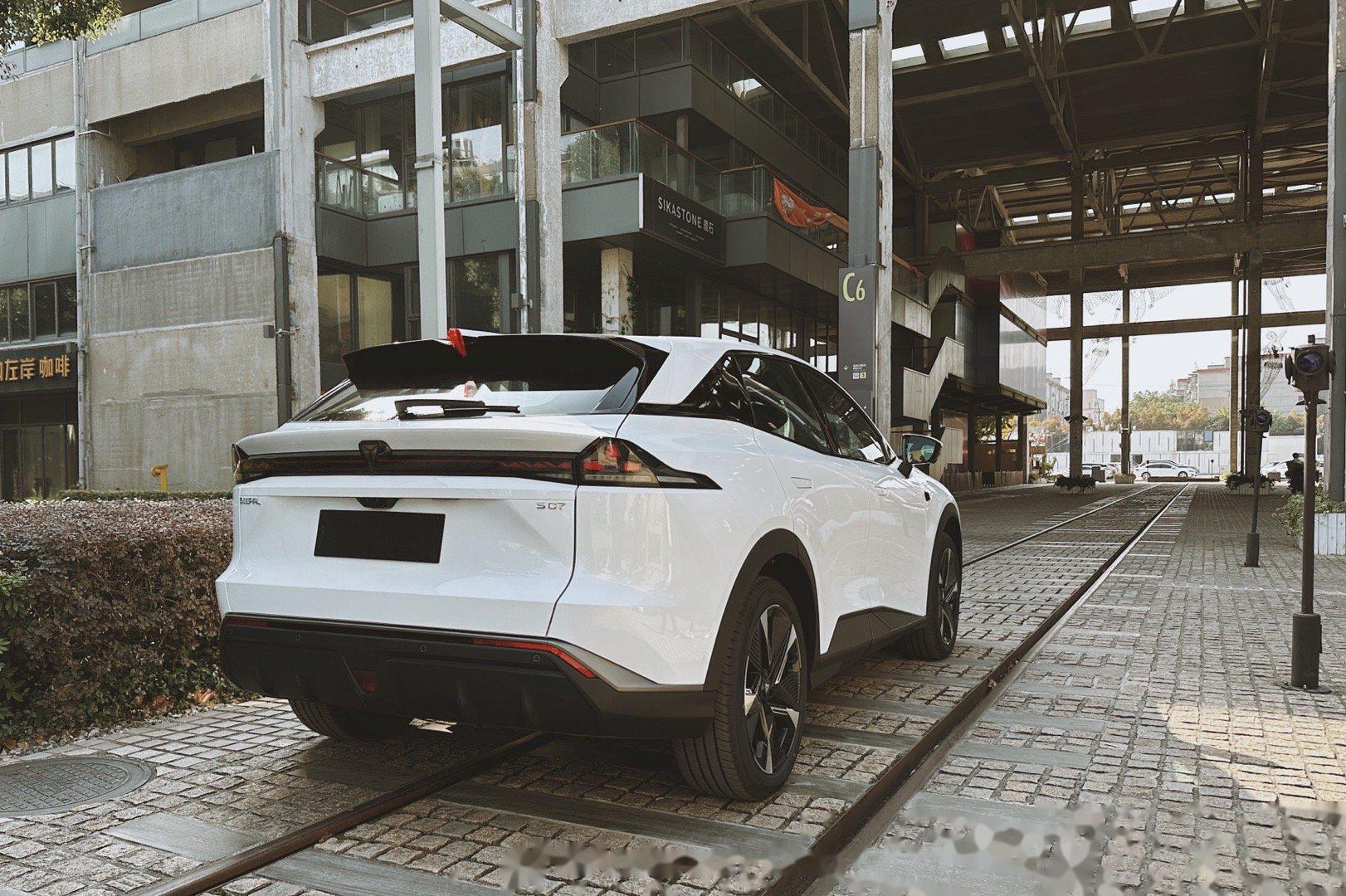 右舵版的 sl03和s7第一次见吧?其实是即将登陆泰国市场的版本.