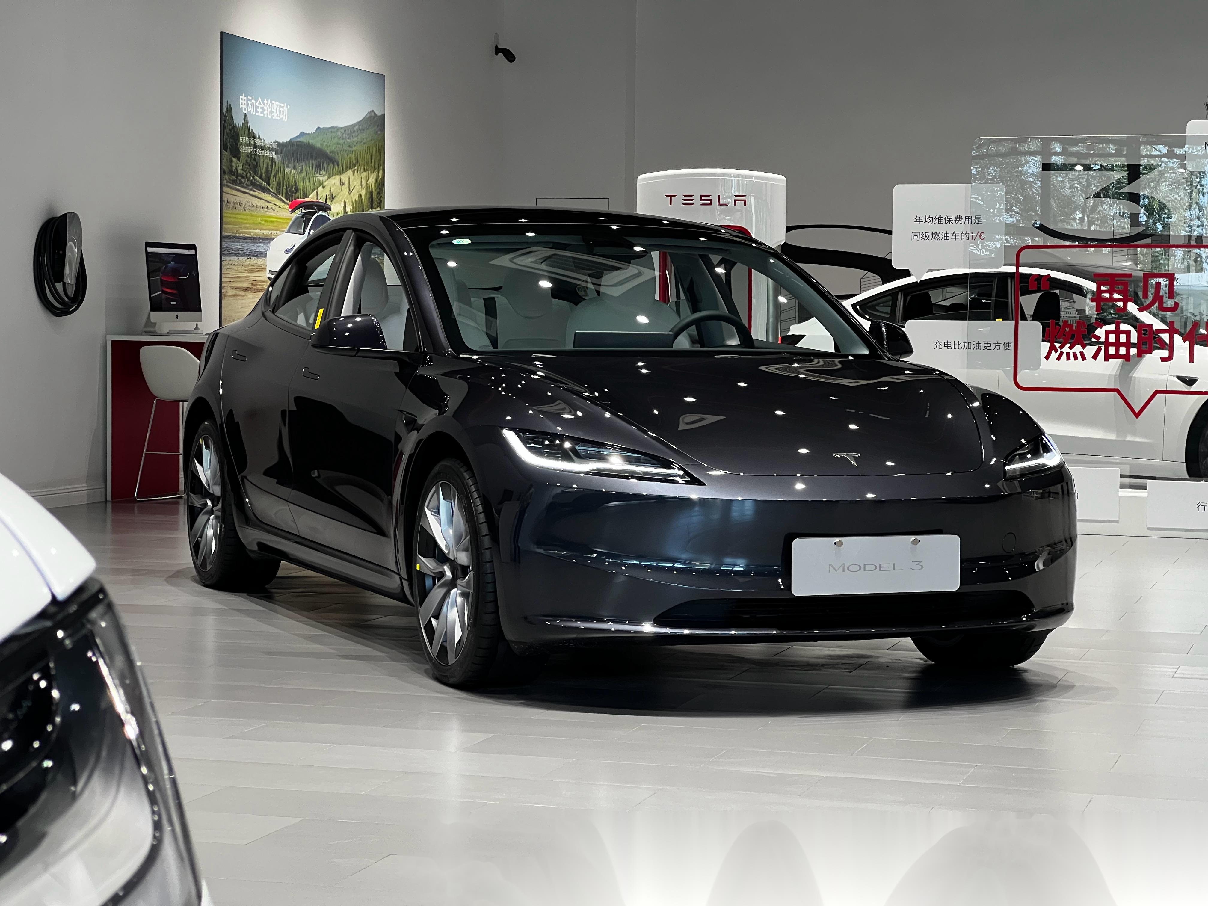 新 model 3 的外观第一眼没有老 3 刚出来的时候惊艳.