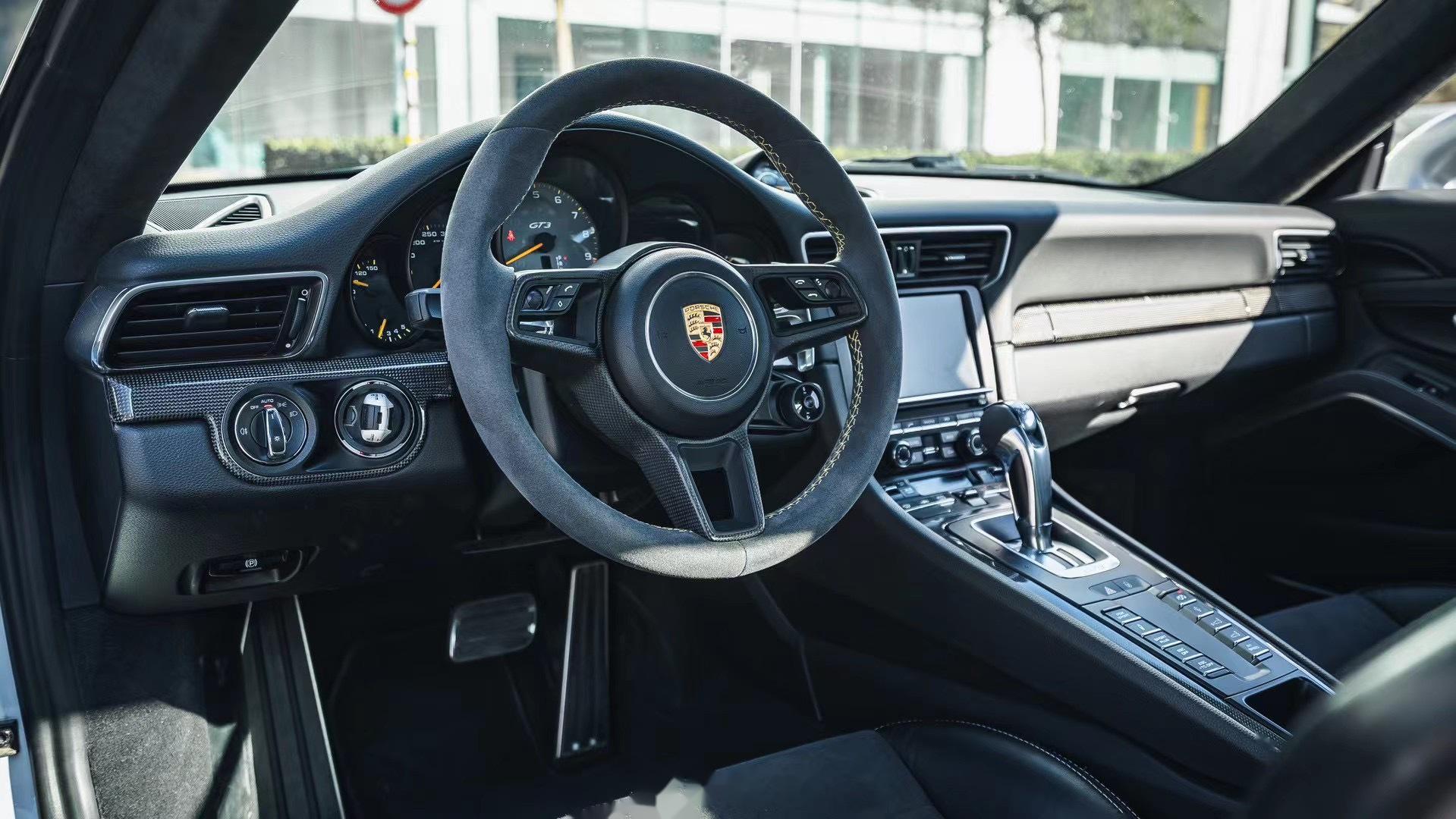 新到:15年保时捷911 gt3,5万公里 配置:碳陶刹车,动态大灯,碳纤维内饰