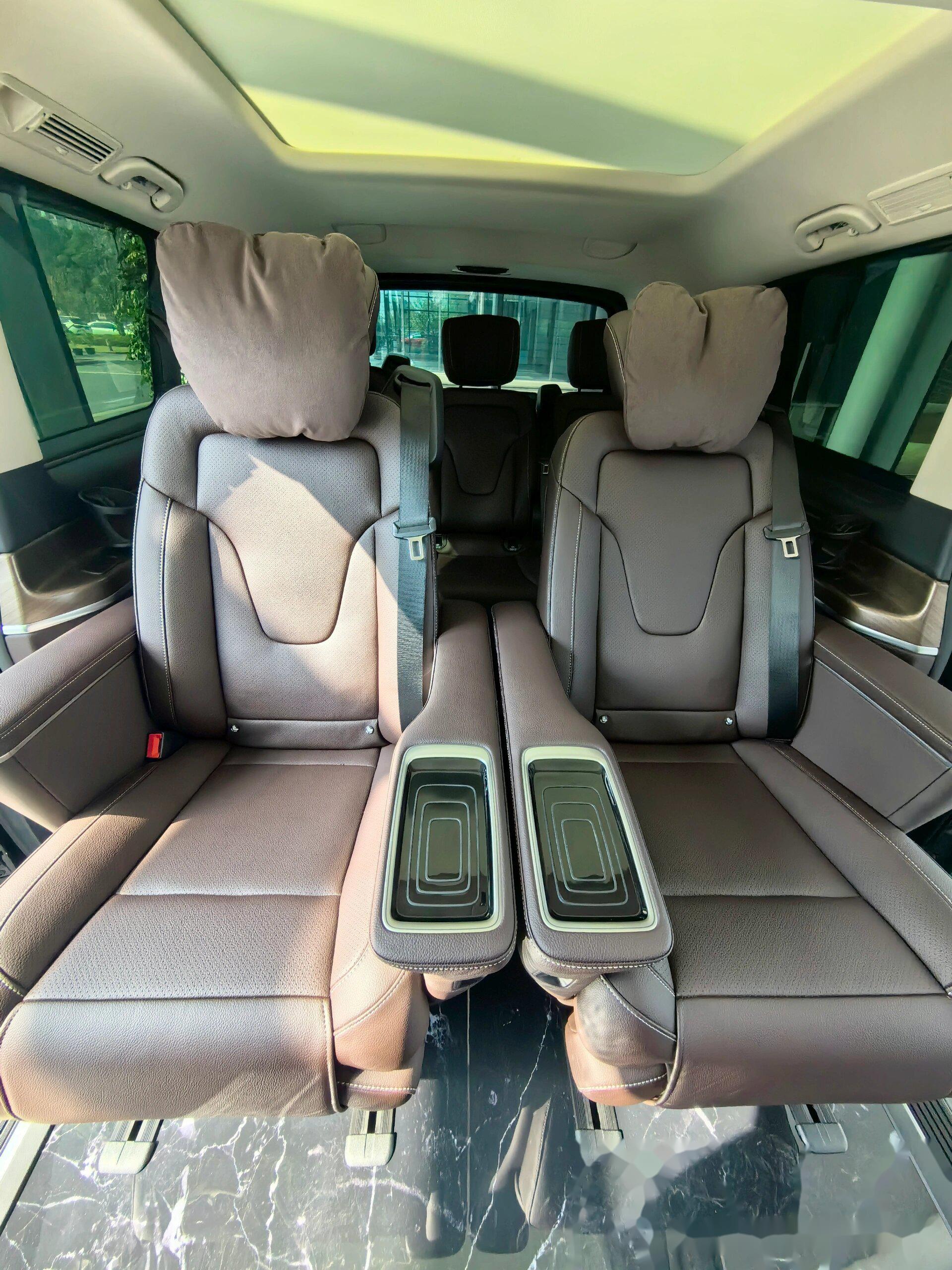 梅赛德斯-奔驰商务车 奔驰v260l七座商务车,无论颜值还是空间舒适方面