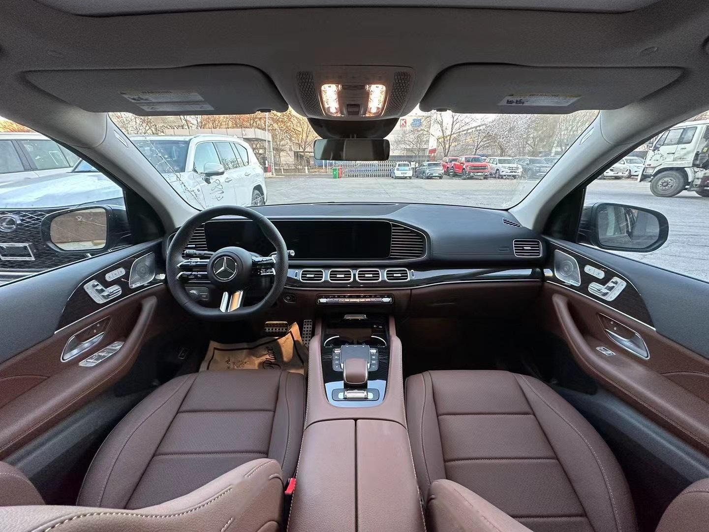 2024款奔驰gls450 中期小改款,标配了雷达测距和21轮,但是价位却也没
