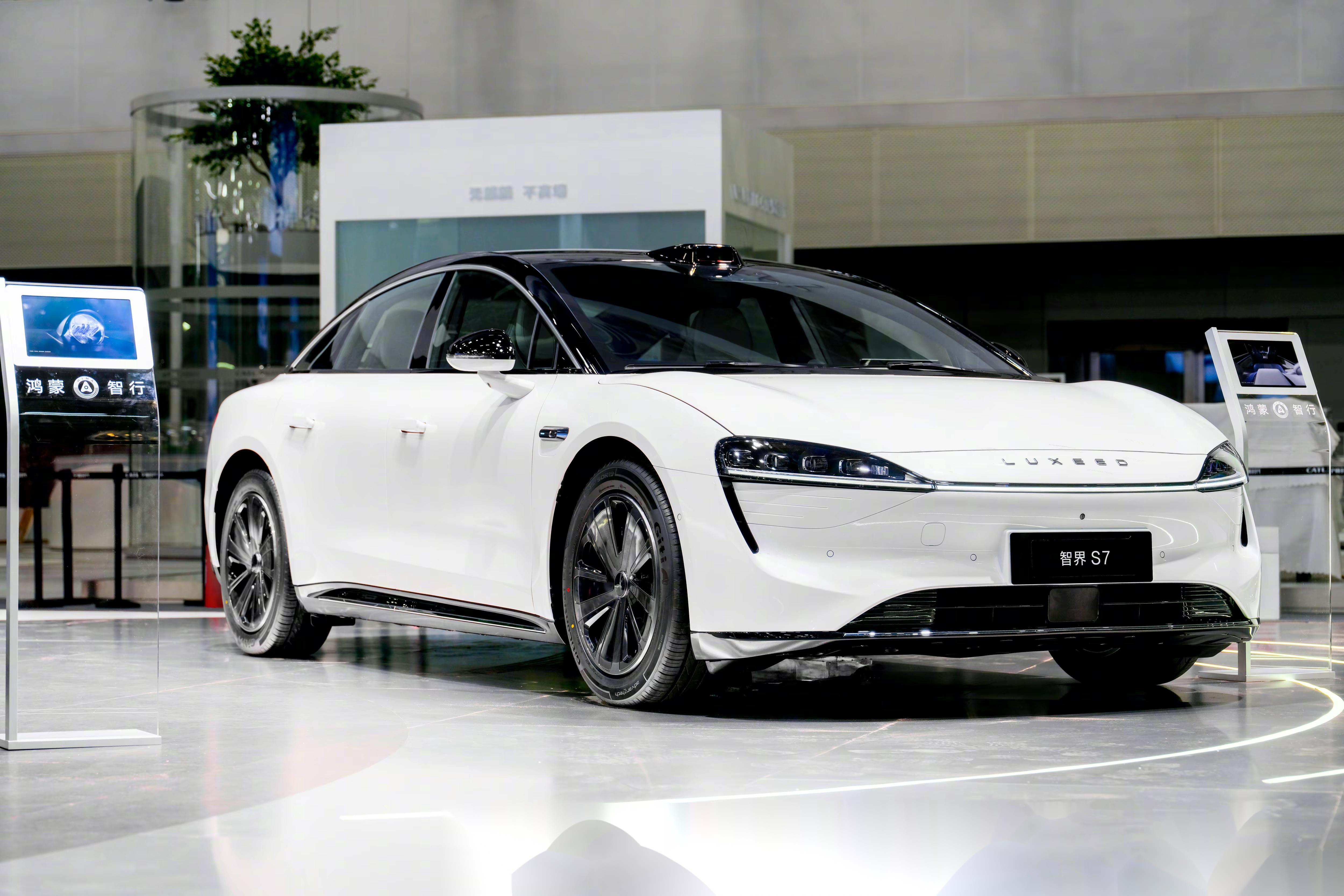 由华为与奇瑞共同打造,其使用华为全栈智能汽车解决