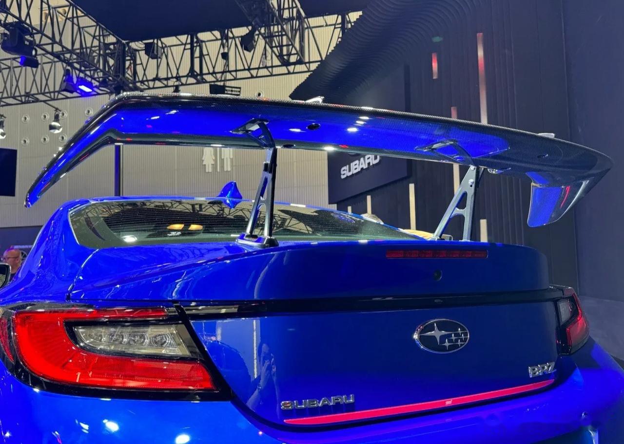 15 2023广州车展上,斯巴鲁brz sti概念车首发亮相. 外观增加了一套s