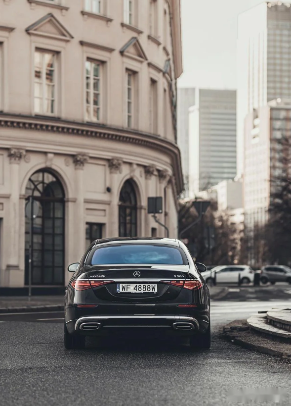 奔驰迈巴赫s580,最低售价300w起!