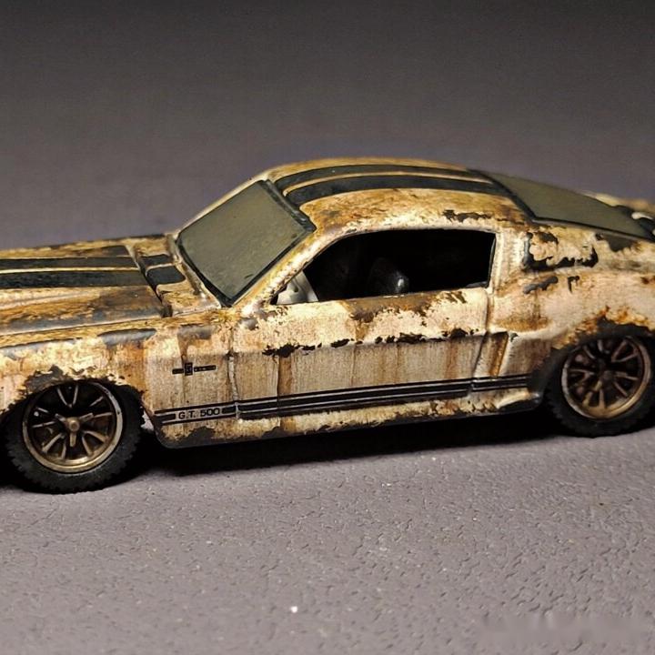 破旧的福特野马老爷车